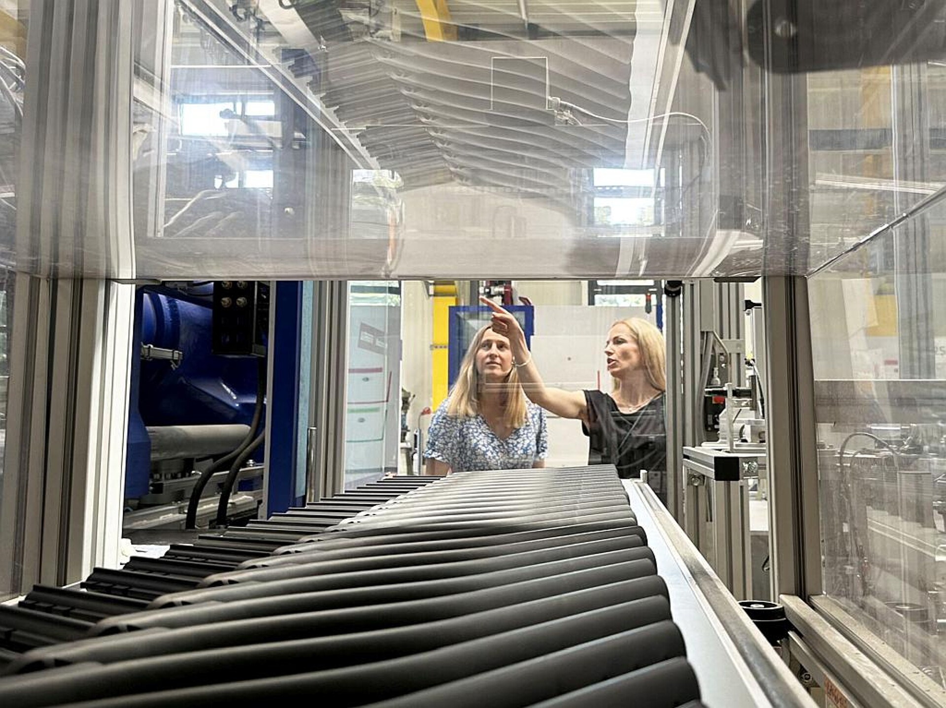Immer auf der Suche nach Optimierungspotenzialen: Élise Sellmayr (r.), hier mit Marketingexpertin Janina Behn. (Foto: Wittmann)