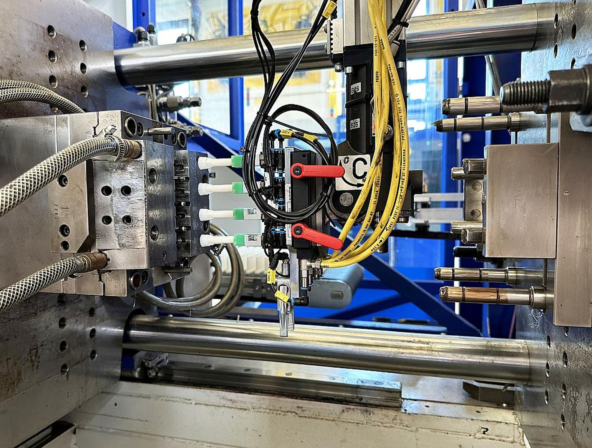 Der in die Insider-Produktionslösung integrierte Linearroboter entnimmt die Kolben aus dem 4-fach-Werkzeug… (Foto: Wittmann)