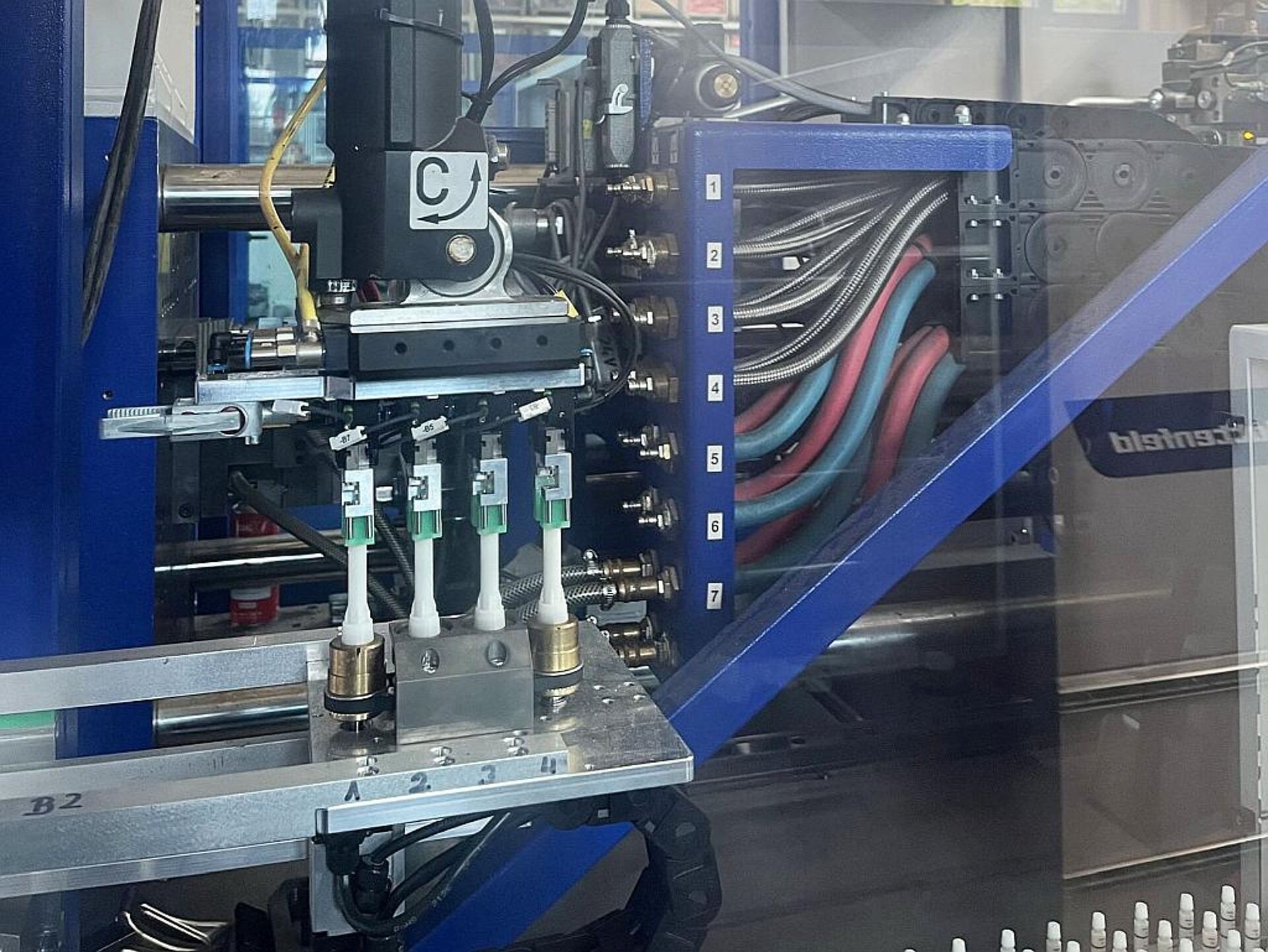 … und setzt sie auf einen Transportschlitten, der Teil der integrierten Druckstation ist.
(Foto: Mesto)