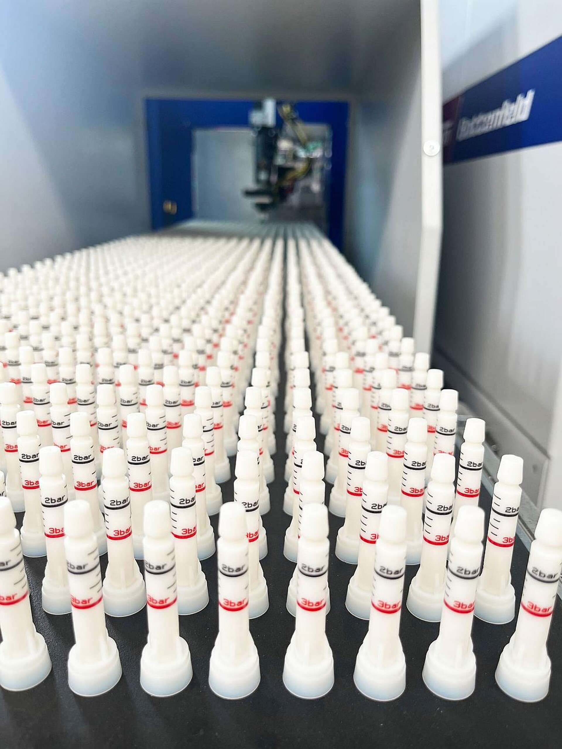 Pro Zyklus verlassen vier einbaufertige Kolbenmanometer die Produktionszelle. (Foto: Mesto)