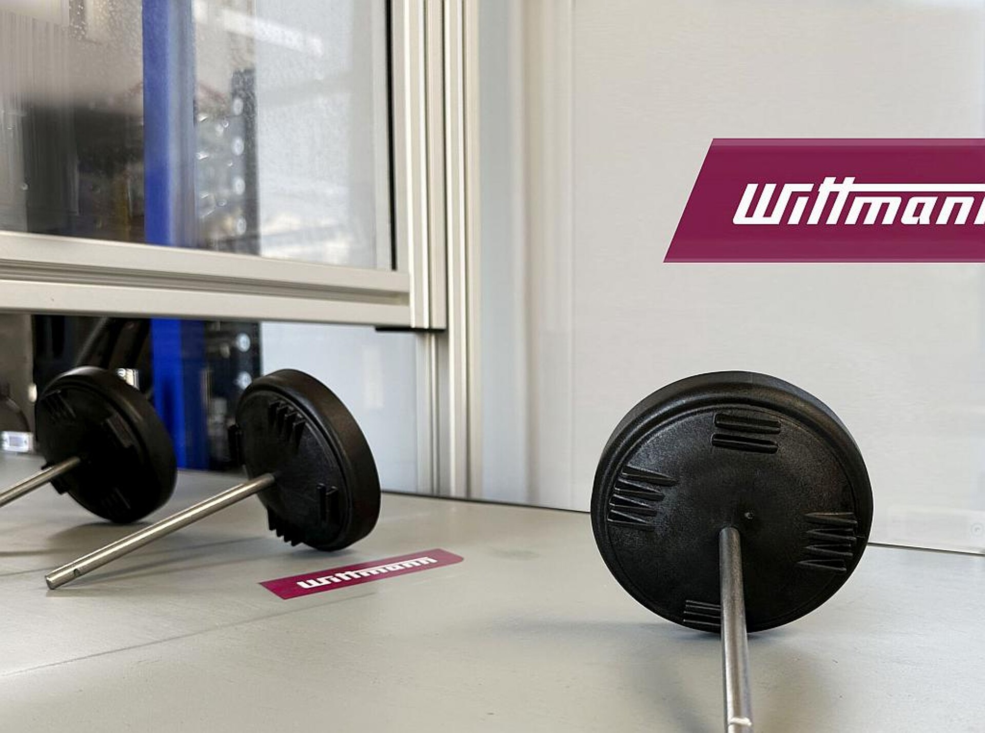 Zur Produktion der Druckkesseloberteile werden die Kolbenstangen direkt umspritzt. Verarbeitet wird ein glasfaserverstärktes Polypropylen. (Foto: Wittmann)