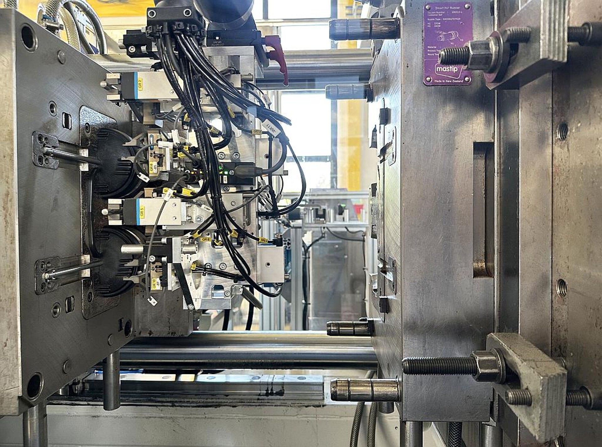 Das Besondere bei der Produktion der Druckkesseloberteile ist, dass das Einlegen der Metallstangen und die Entnahme der Fertigteile auf derselben Werkzeugseite erfolgen. (Foto: Wittmann)