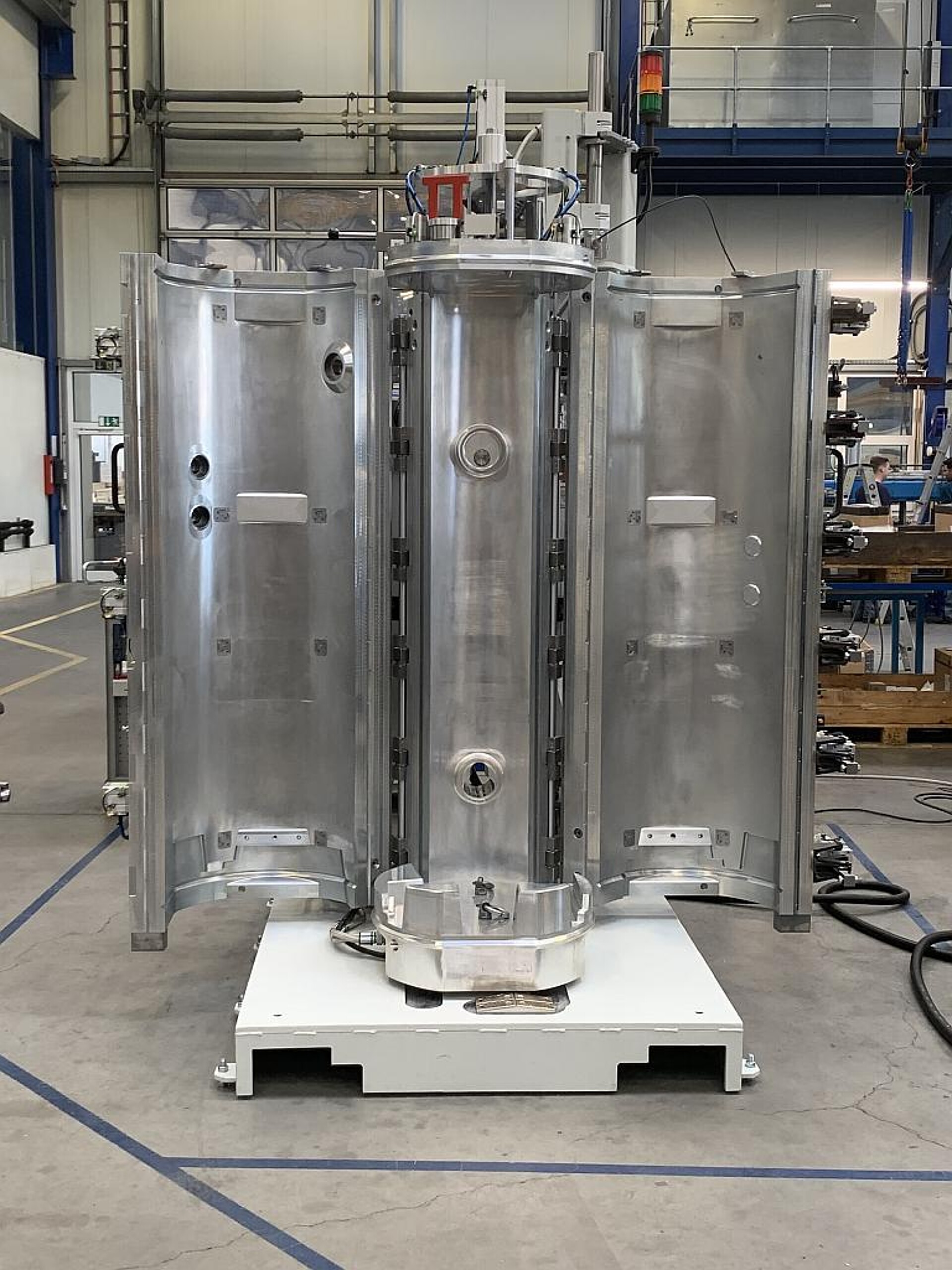 Isolierung eines Warmwasserspeichers: In das geöffnete Schäumwerkzeug wird der Edelstahltank hineingestellt, Einlegeteile wie Scharniere und Verschlüsse werden hinzugefügt. Nach dem Schließen wird PUR in das Werkzeug geschossen, schäumt auf und füllt alle Hohlräume zwischen Werkzeug und Tank. Überschüssiges PUR wird über eine Entlüftung im Deckel abgeführt. (Foto: BBG)