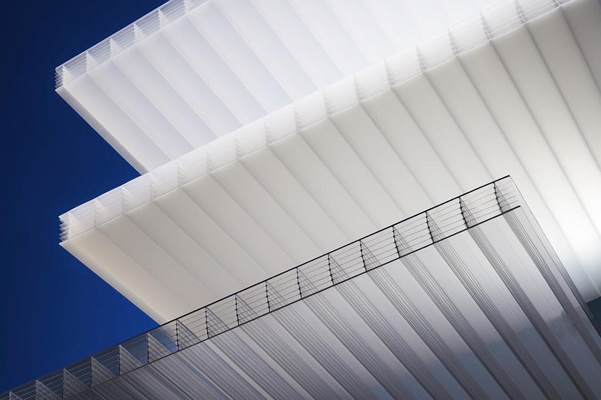 Mit der Übernahme der Polycarbonat-Platten von Corplex erweitert Exolon das Produktportfolio im Bausegment. (Foto: Exolon)