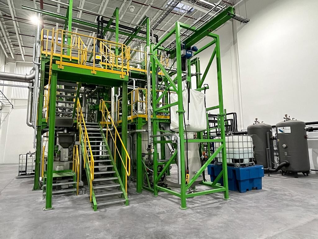 In der neuen Recyclinganlage entsteht aus postindustrielle PUR-Schaumstoffabfällen Polyol, das in neuen PUR-Produkten eingesetzt werden kann. (Foto: H&S Anlagentechnik)