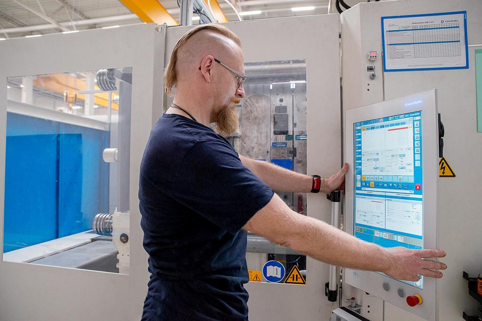 Horst Zimmermann kontrolliert die Produktionsprozesse der GX 500 auf dem MC6-Steuerungsmodul. (Foto: KraussMaffei)