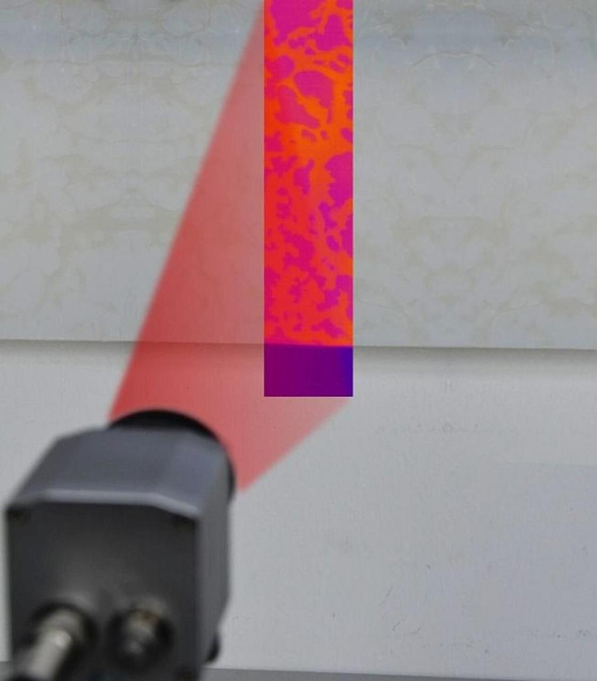 Mit der Thermografie ist die schnelle und flächige Darstellung von Unreinheiten im Material einfach möglich. (Foto: SKZ)