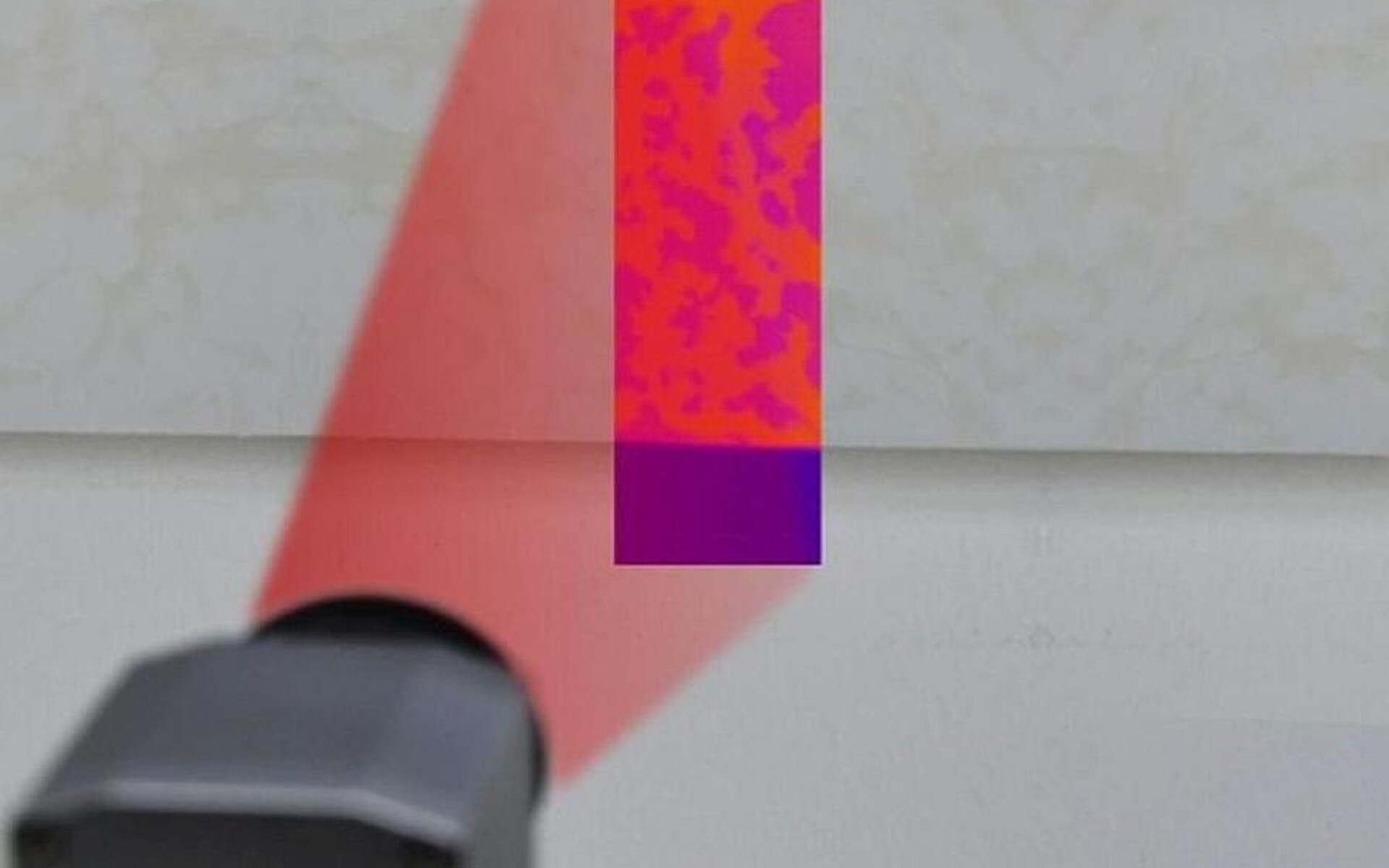 Mit der Thermografie ist die schnelle und flächige Darstellung von Unreinheiten im Material einfach möglich. (Foto: SKZ)