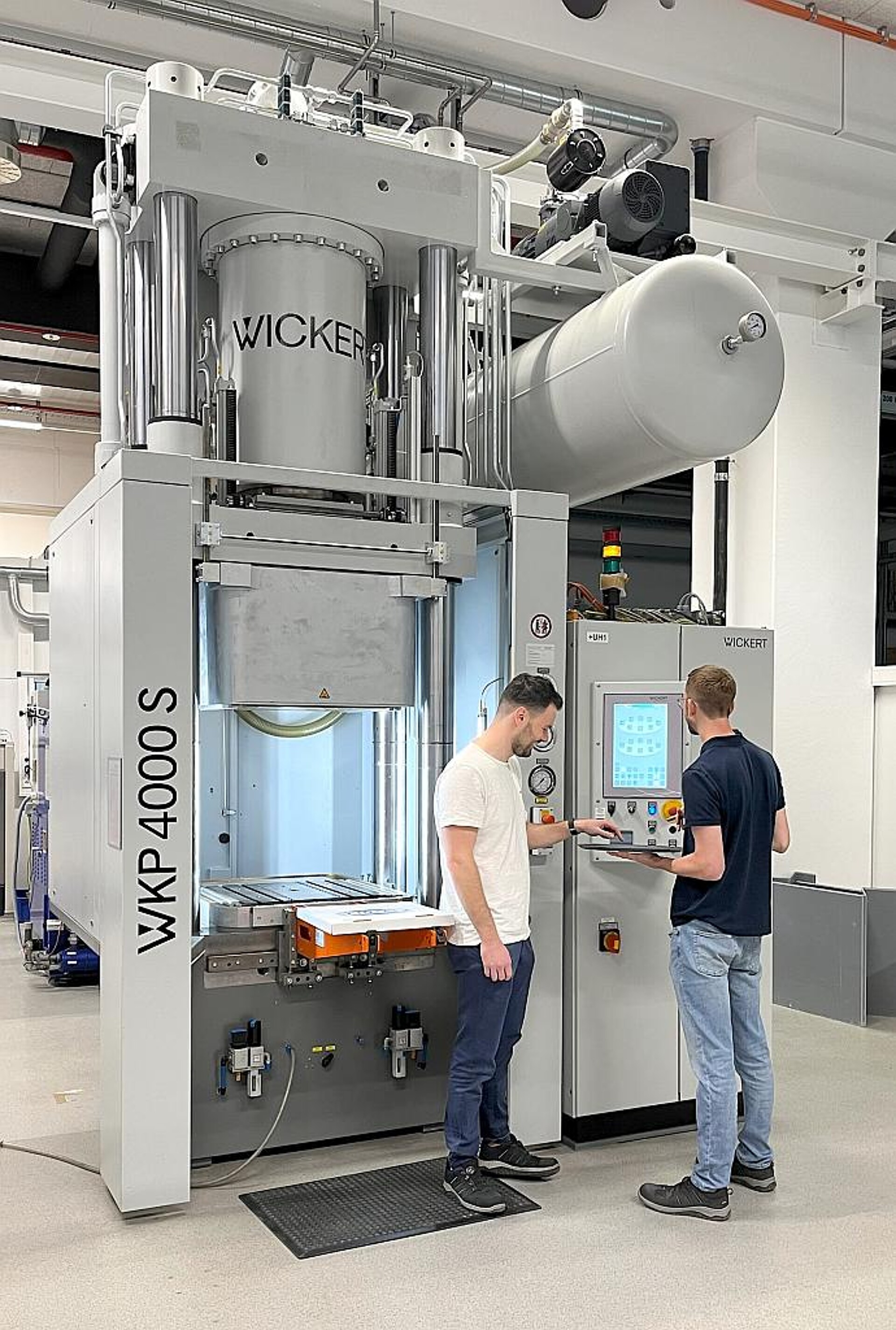 Der Vakuumtank an den Vakuumkammerpressen WKP 4000 S ist platzsparend oberhalb der Steuerung angebracht. (Foto: Schmalz)