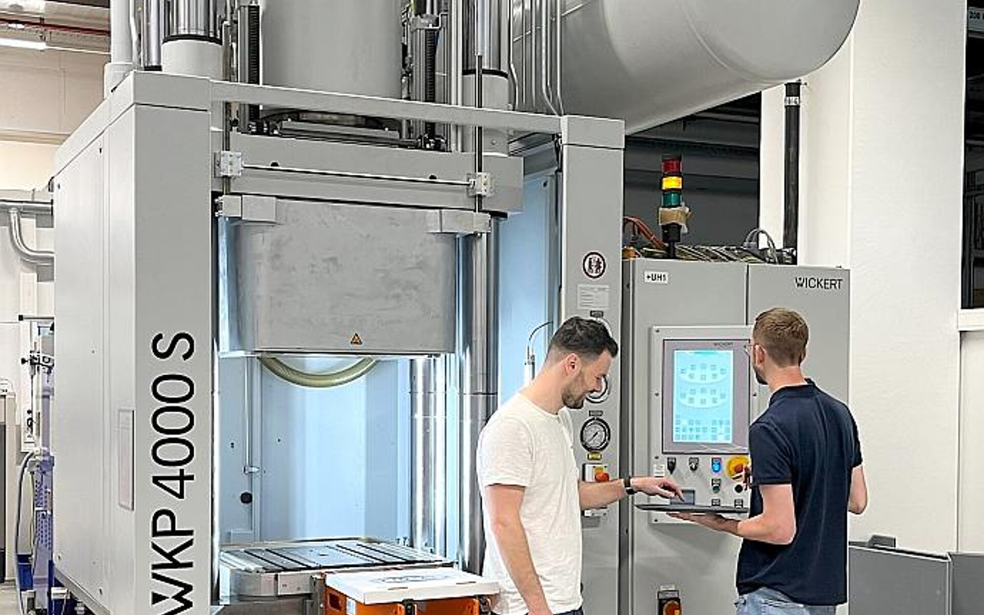 Der Vakuumtank an den Vakuumkammerpressen WKP 4000 S ist platzsparend oberhalb der Steuerung angebracht. (Foto: Schmalz)