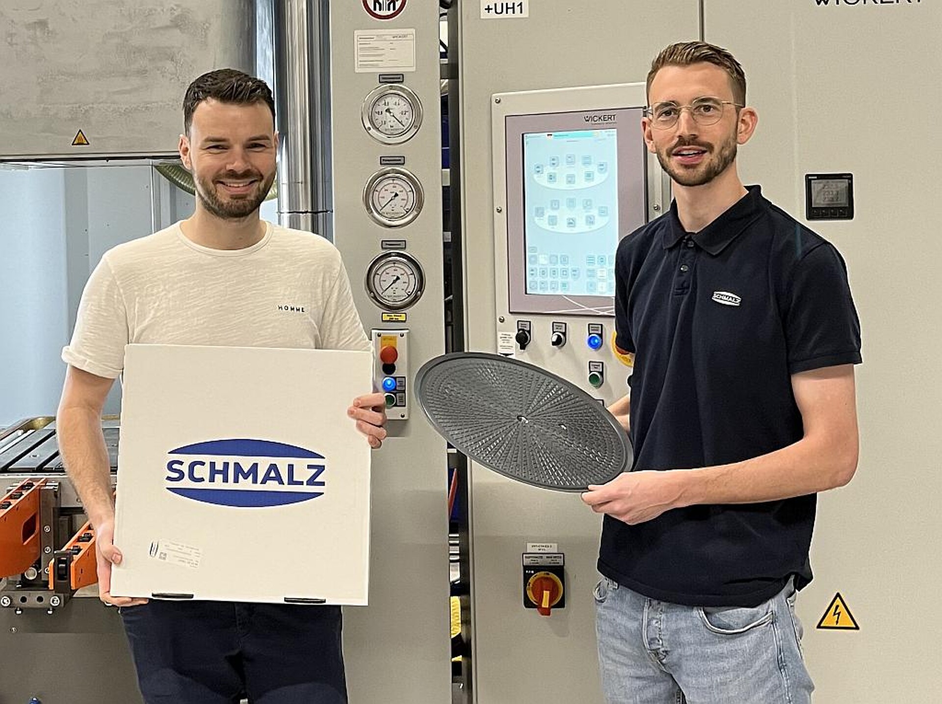 Markus Odermatt (l.), Leiter Produktion Kunststoffcenter, und Dominik Haug, Global Operations Network. (Foto: Schmalz)