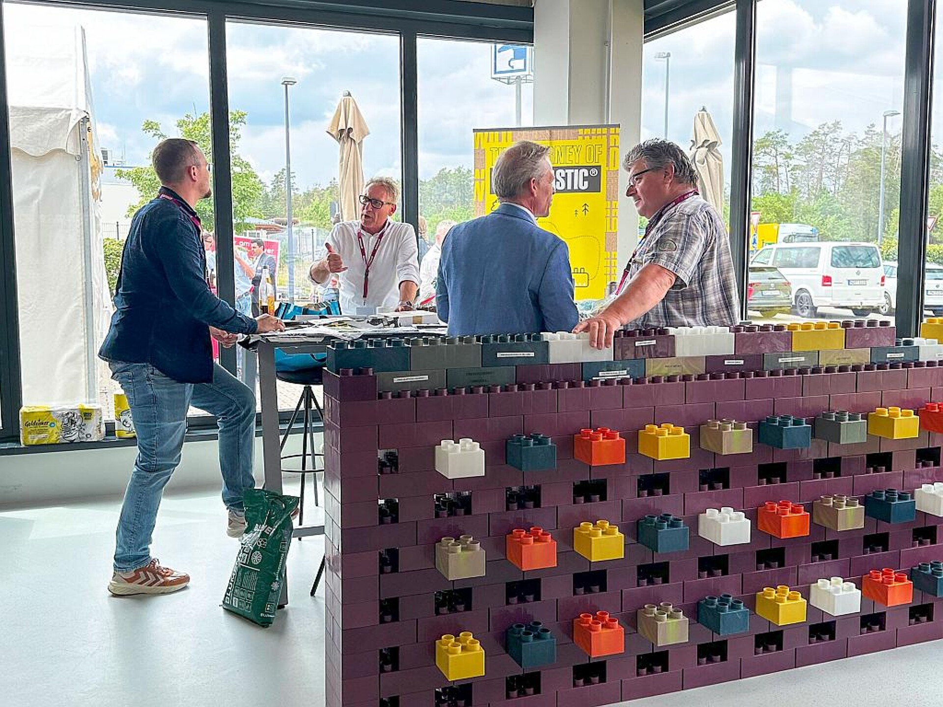 Die neue Themenecke bietet Raum und Technik für Produktvorstellungen oder Events. (Foto: Wittmann)