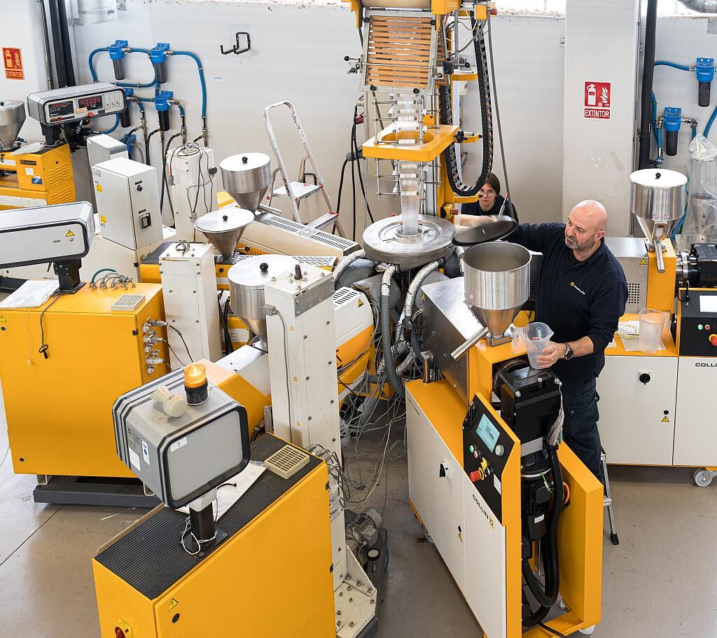 Neue Extrusionsblasform-Pilotanlage im Technikum, wo u. a. der Einsatz von Rezyklaten untersucht wird. (Foto: Aimplas)