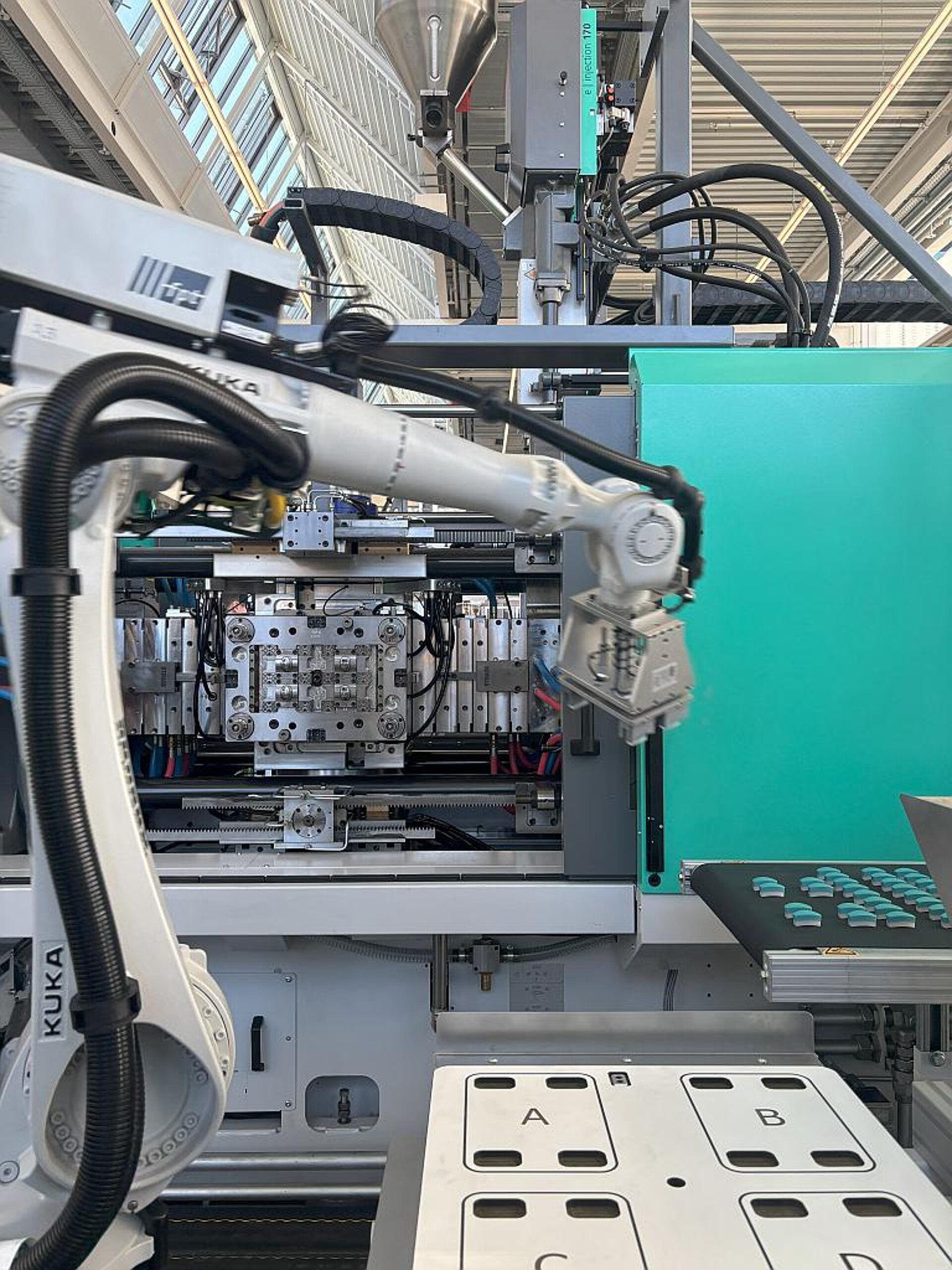 Anlässlich der Technologie-Tage 2025 zeigte Arburg eine Würfelmaschine Allrounder Cube 1800 mit der Produktion von 2K-Verschlüssen für Shampoo-Flaschen. (Foto: K-PROFI)