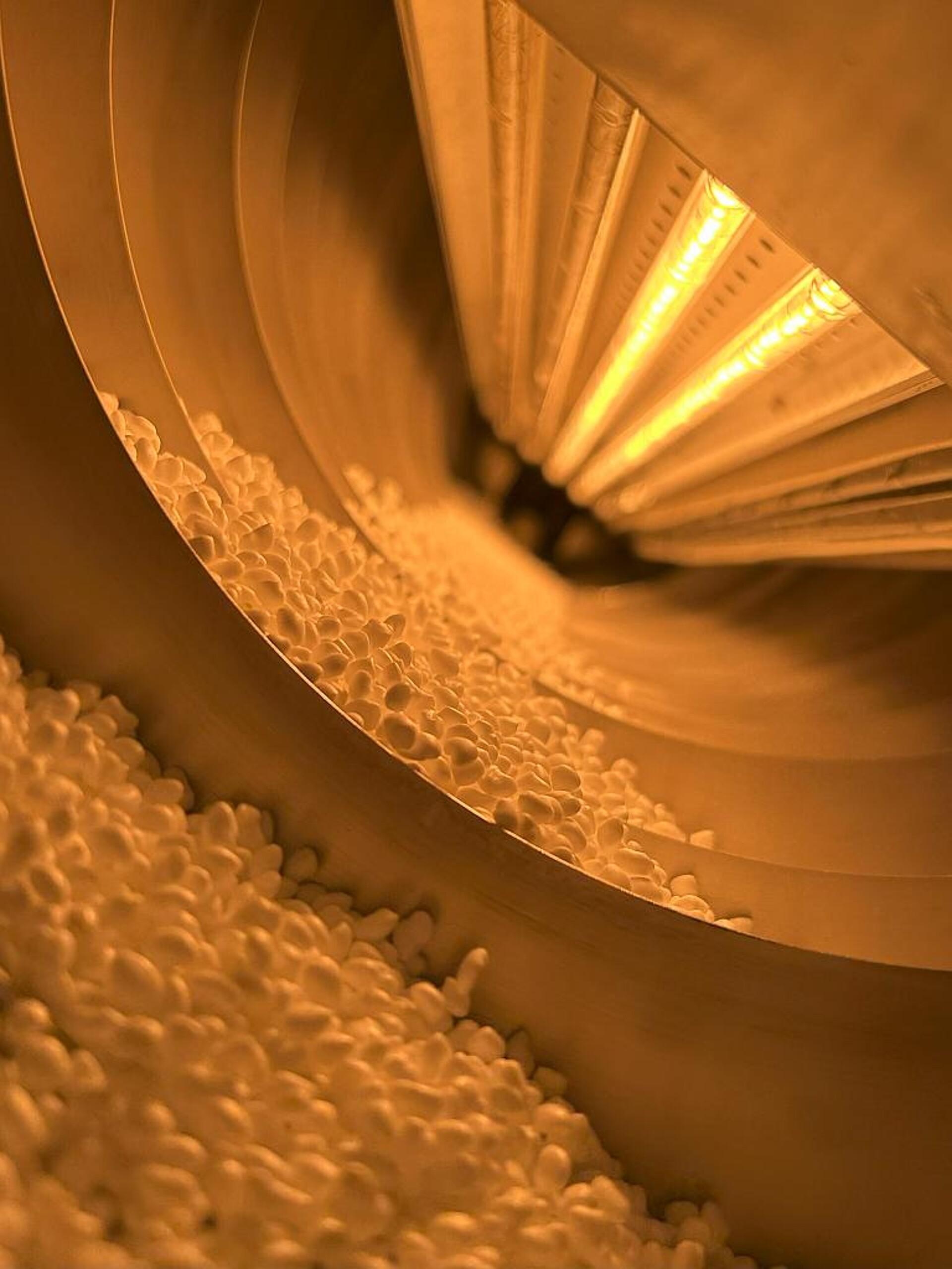 Wärmebestrahlung mit IR-Licht im Prozessraum (Foto: B.IRD Machinery)