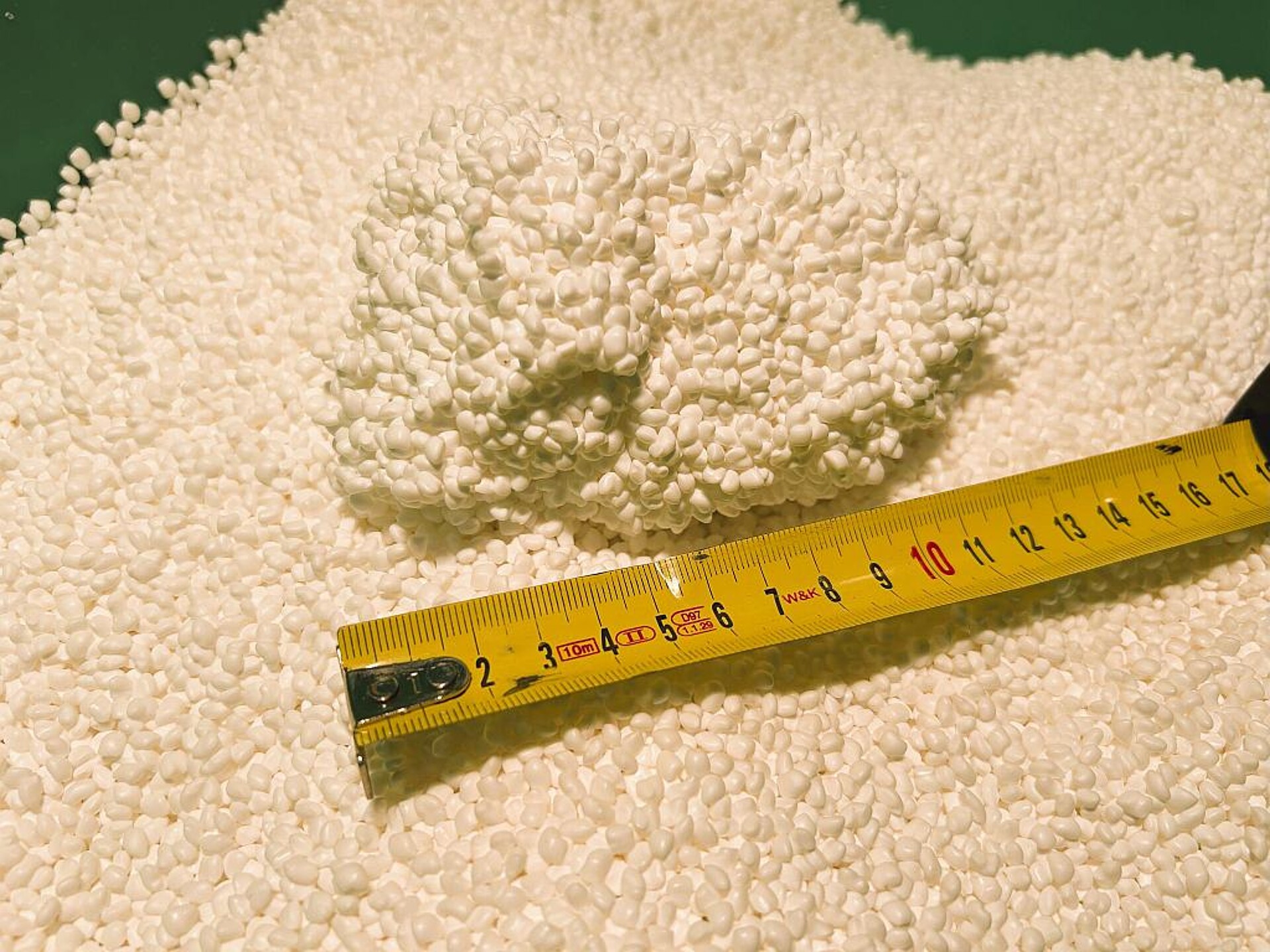 TPU-Agglomerat, entstanden aus einer großflächigen Agglomeration durch Massedruck über rund 2 Stunden im unteren Schüttbereich bei etwa 30 cm Schütthöhe. (Foto: B.IRD Machinery)