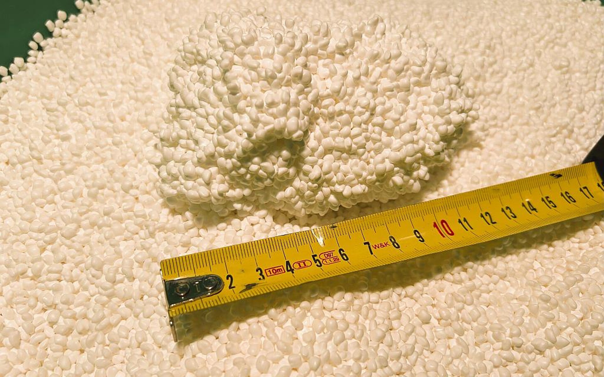 TPU-Agglomerat, entstanden aus einer großflächigen Agglomeration durch Massedruck über rund 2 Stunden im unteren Schüttbereich bei etwa 30 cm Schütthöhe. (Foto: B.IRD Machinery)