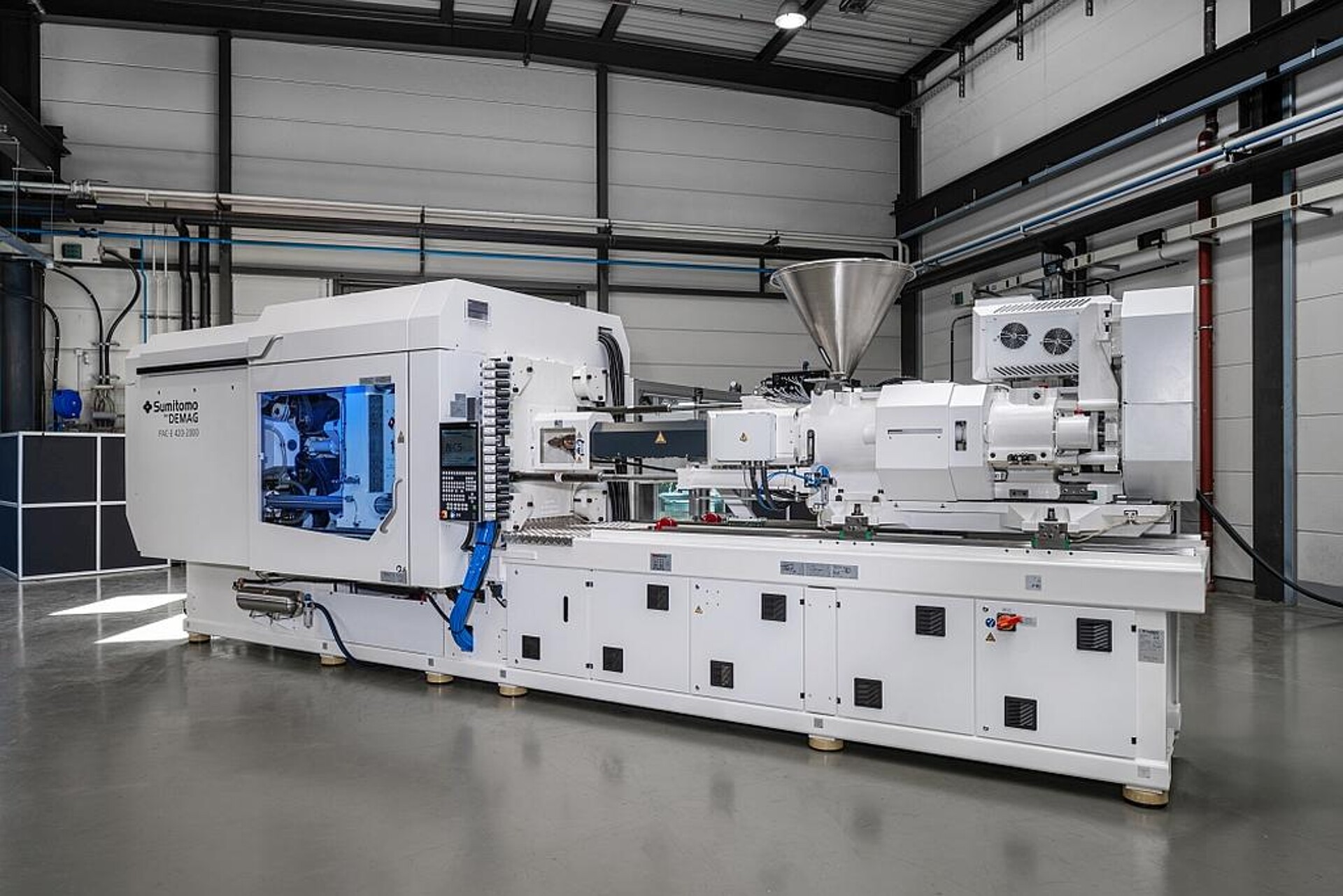 Neu ist die Pac-E mit 4.200 kN. Der Schnellläufer fertigt auf der K 2025 Medizinbecher. (Foto: Sumitomo (SHI) Demag)