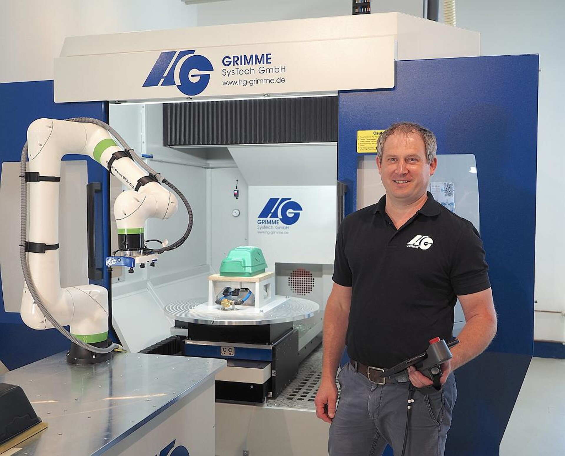 Bernd Settele, Betriebsleiter/COO vor einer mobilen Automation mit Cobot, die das Unternehmen auch auf der K-Messe zeigt. (Foto: HG Grimme)