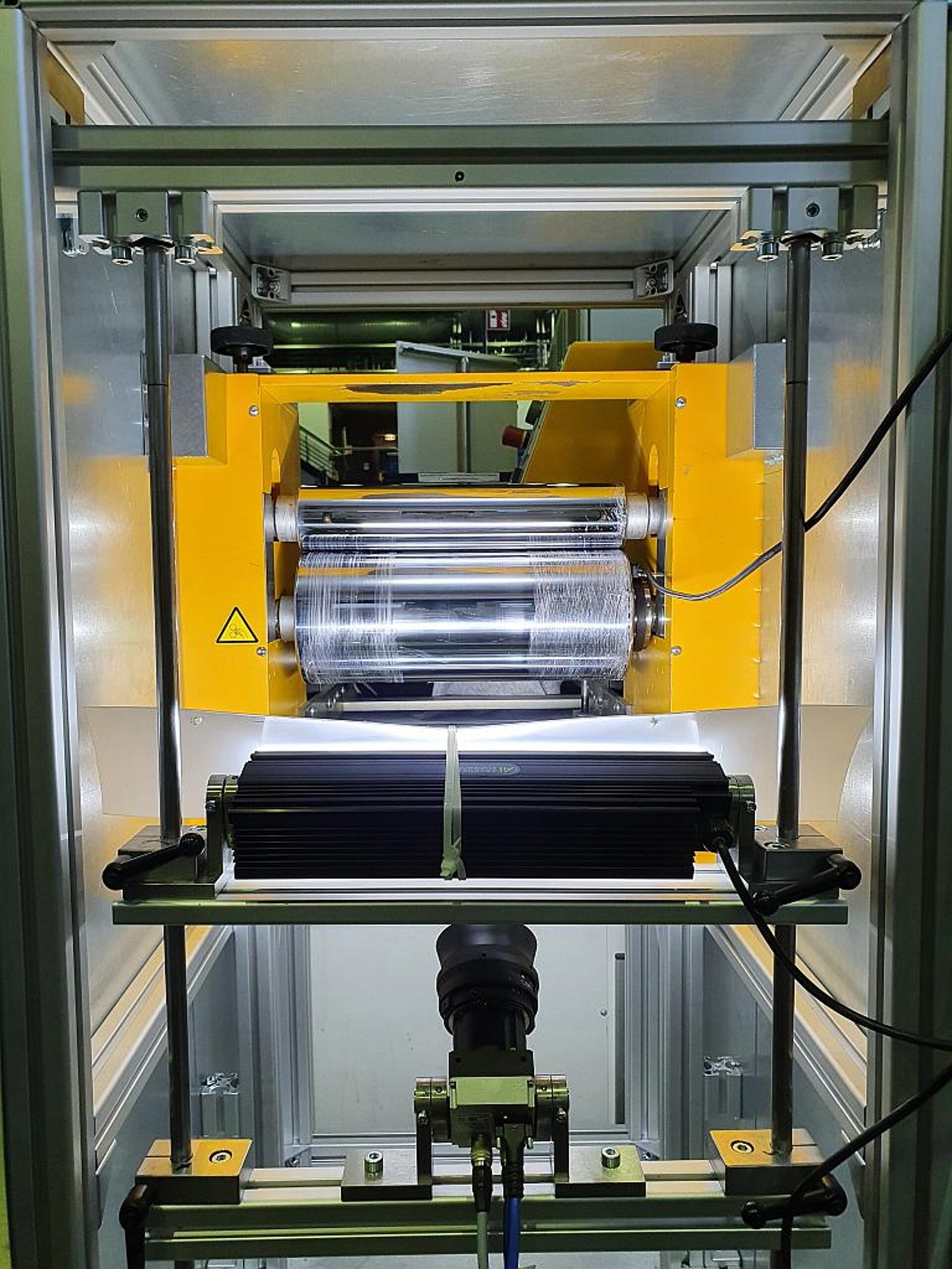 Mit der Kamera (vorne im Bild) wird die Walzenoberfläche regelmäßig abgebildet, so dass Ablagerungen schnell erkannt und ggf. beseitigt werden können. (Foto: IKV)