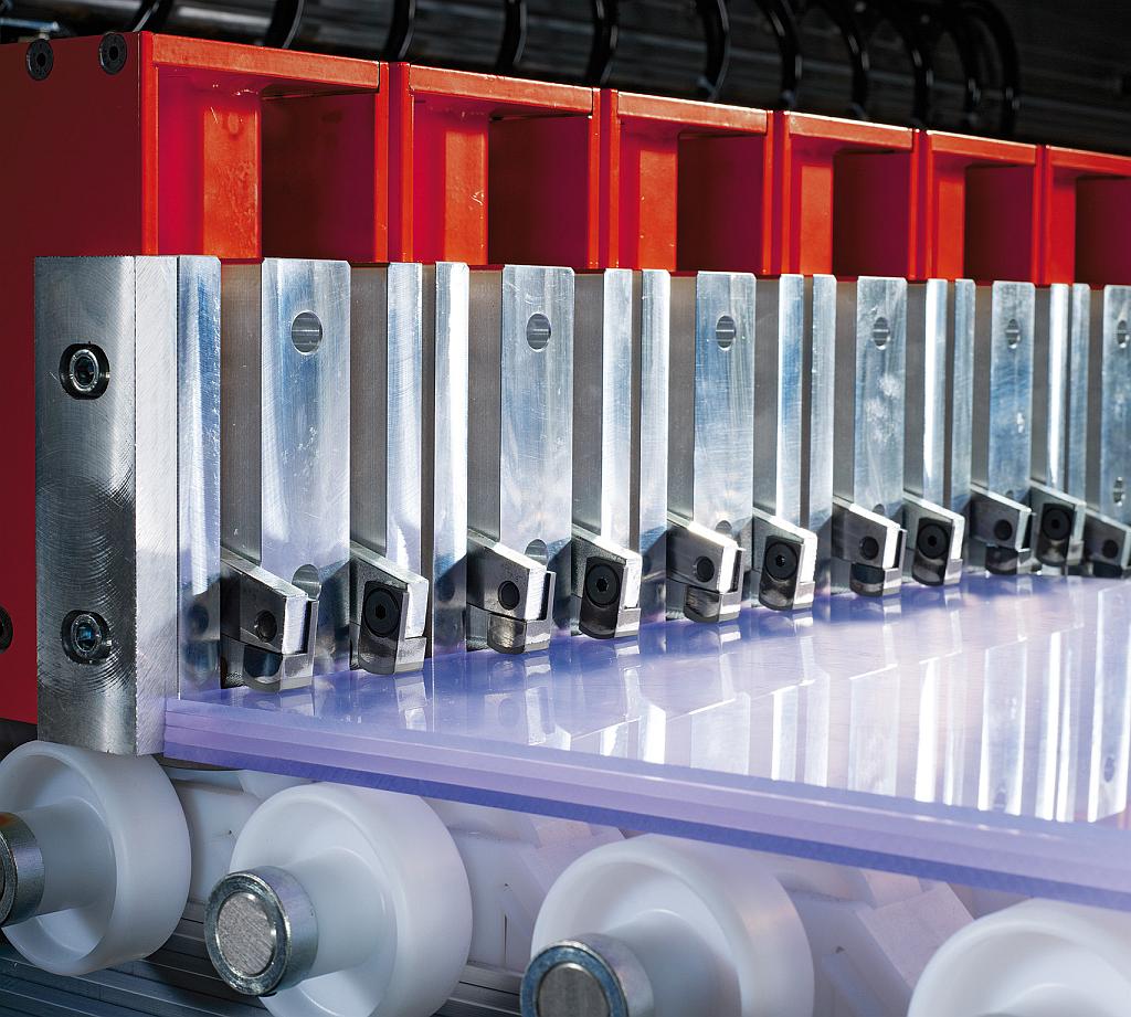 Kunststoffplattenaufteilung mit Einzelmaschinen oder komplexe Linien – je nach Anforderung. (Foto: IMA Schelling)