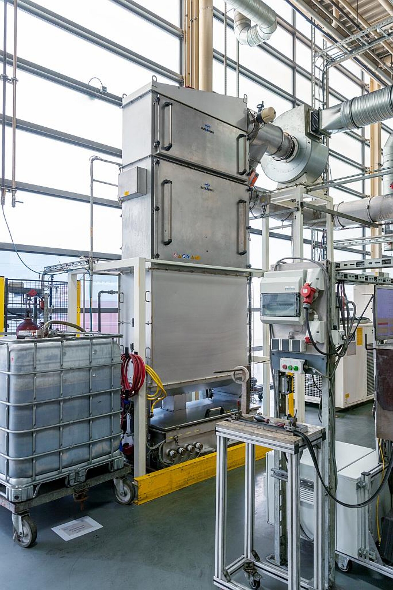 Mit einer Abluftanlage von KMA anstelle einer gasbetriebenen thermischen Nachverbrennung wie hier beim Automobilzulieferer Valeo am Standort Bietigheim-Bissingen lassen sich der CO₂-Ausstoß und die Energiekosten deutlich senken. (Foto: KMA)