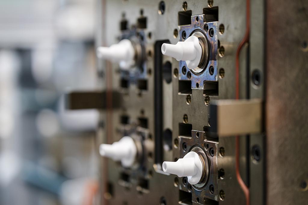 Die Mundstücke aus LSR werden mit einem 8-fach-Werkzeug gefertigt. (Foto: Rico)