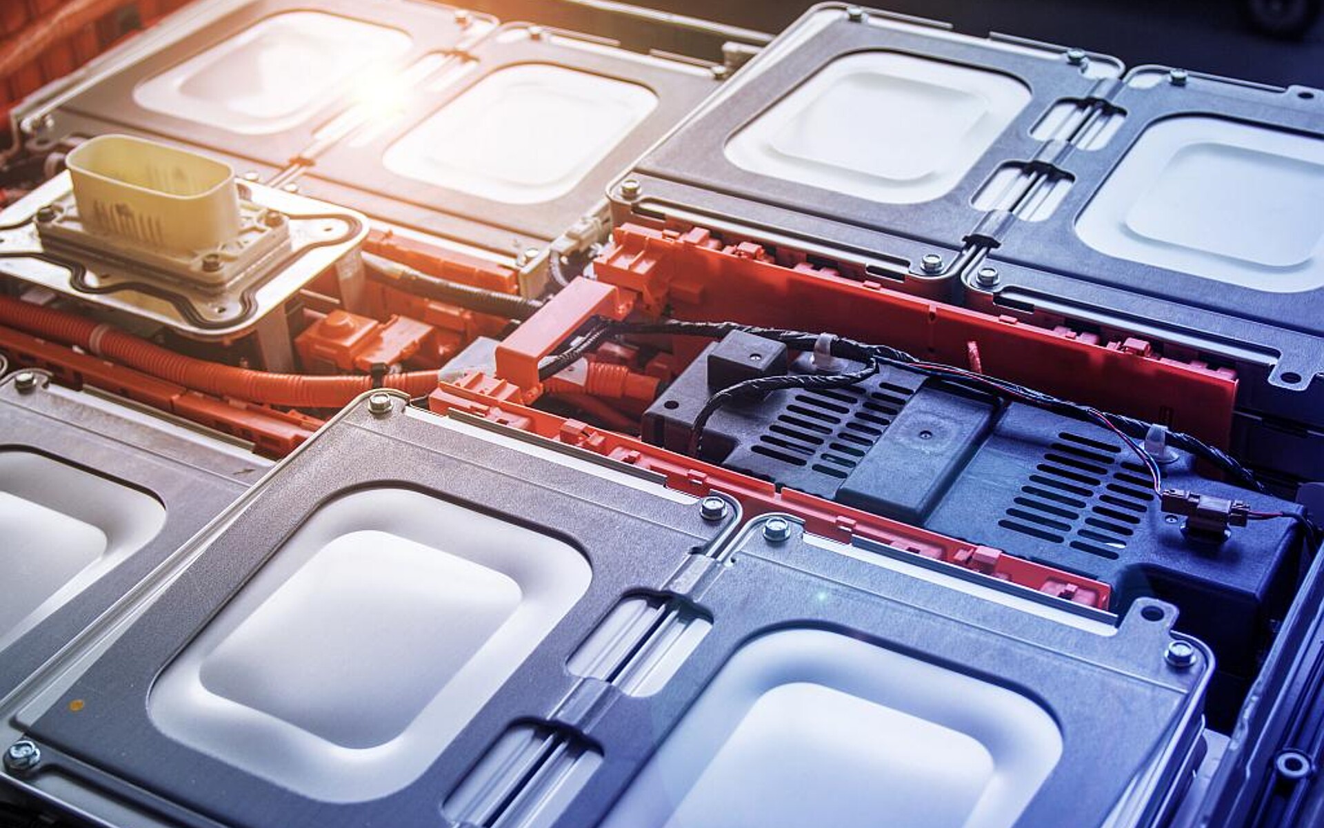 Mit der V0-Einstufung eignet sich Amodel HFFR-4133 Orange zum Einsatz im Automobilbau. (Foto: Syensqo)