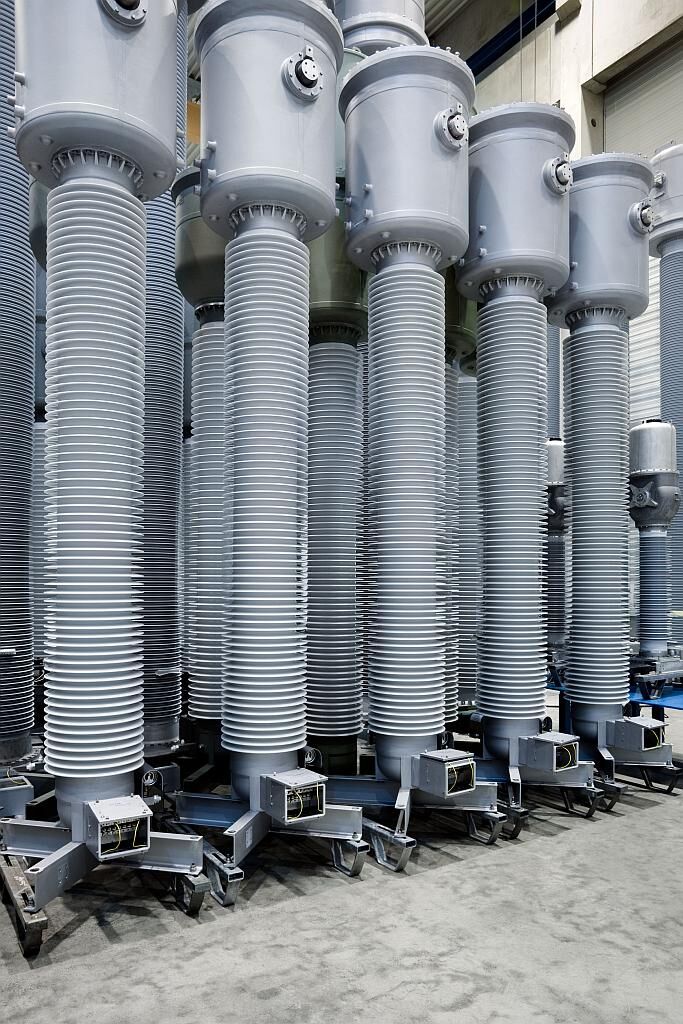 Mit dem neuen Festsiliconkautschuk können solche Verbundisolatoren für die Hochspannungstechnik im Spiralextrusionsverfahren präzise und effizient hergestellt werden. (Foto: Wacker)