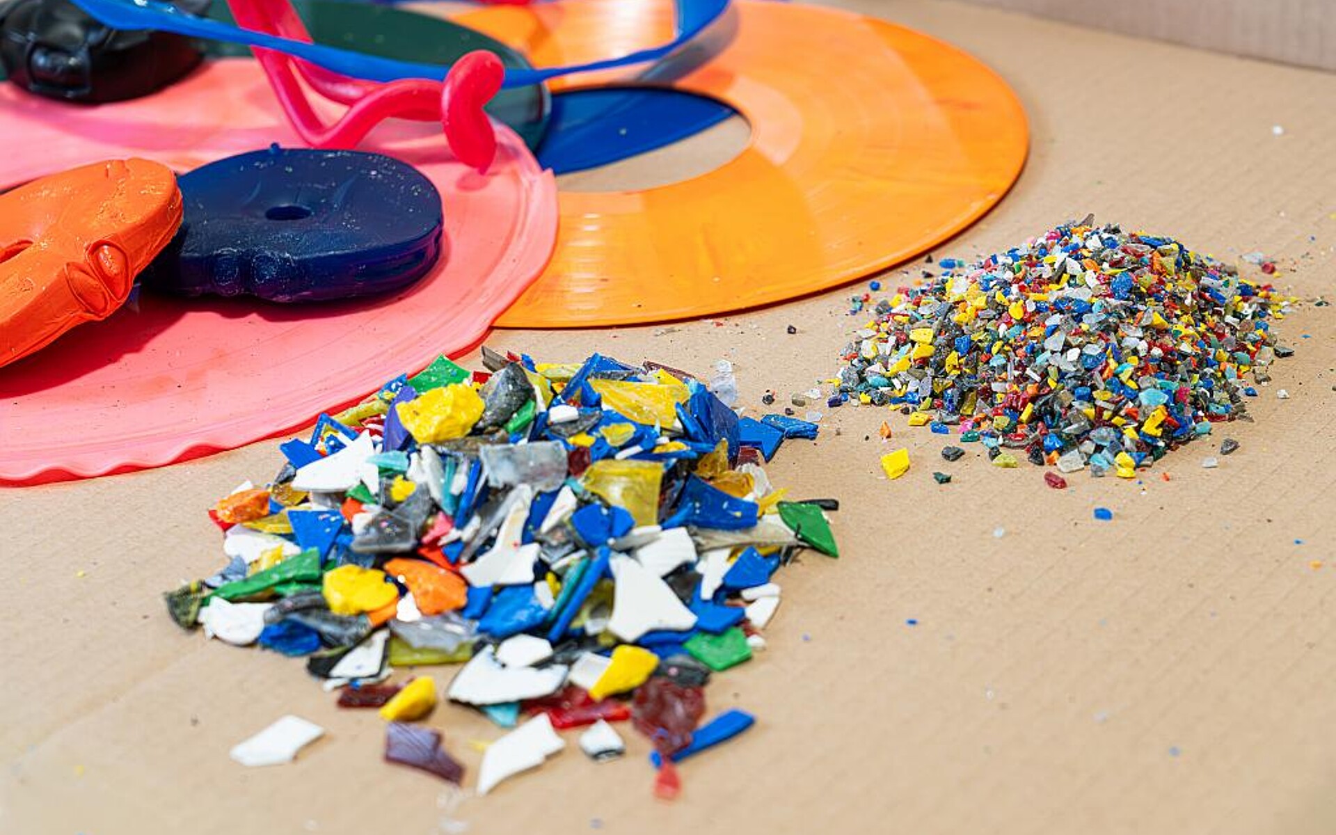 Materialkreislauf beim Schallplatten Recycling. (Foto: Weima)