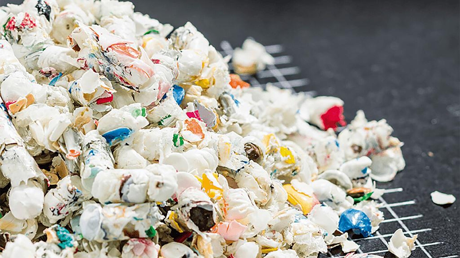 Mit dem Konzept „Fluff-Tec“ entsteht aus leichten Fraktionen wie Folien, Vliesen oder Fasern eine homogene, rieselfähige Masse, die sich effizient weiterverarbeiten lässt. (Foto: Zeppelin)