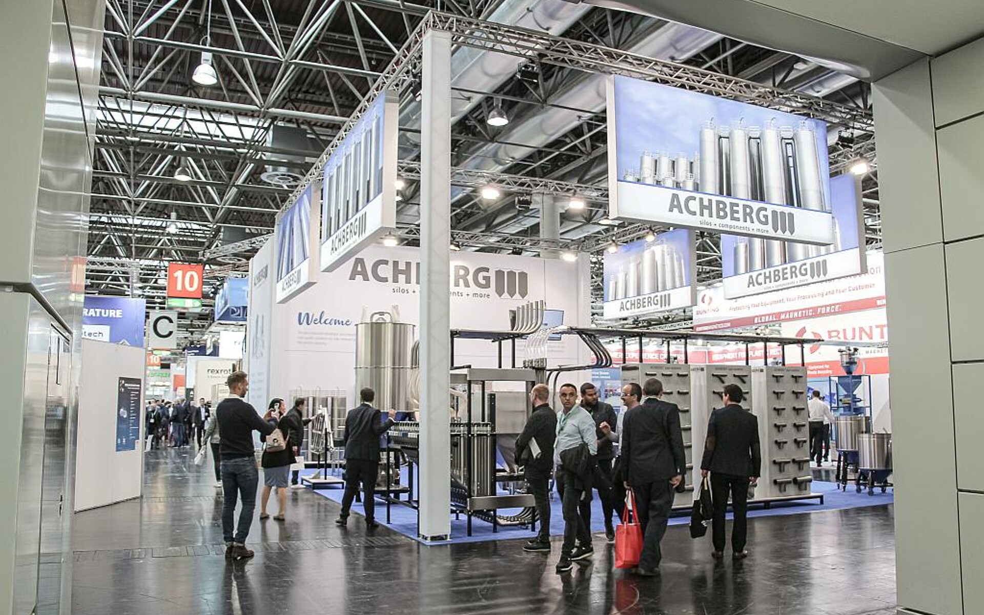 Praxisnahe Technik für das Lagern, Fördern und Dosieren von Kunststoffen stehen im Mittelpunkt. (Foto: Achberg)