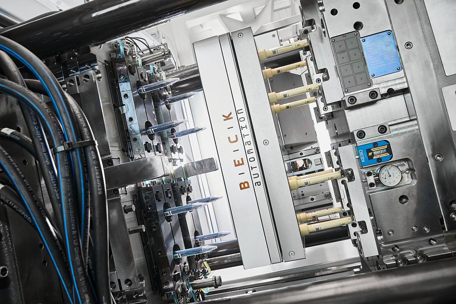 Die Zelle ist mit einem 8-fach-Werkzeug von Kebo und der Automation mit präzisem Label-Justierkopf von Beck Automation ausgerüstet. (Foto: Arburg)