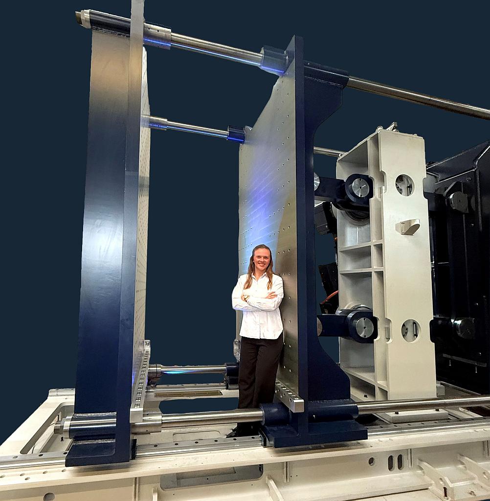 Besonderheit der Riesen-Blasformmaschine ist ihr Antrieb, der rein elektrisch erfolgt und somit besonders energieeffizient ist. (Foto: BBM)