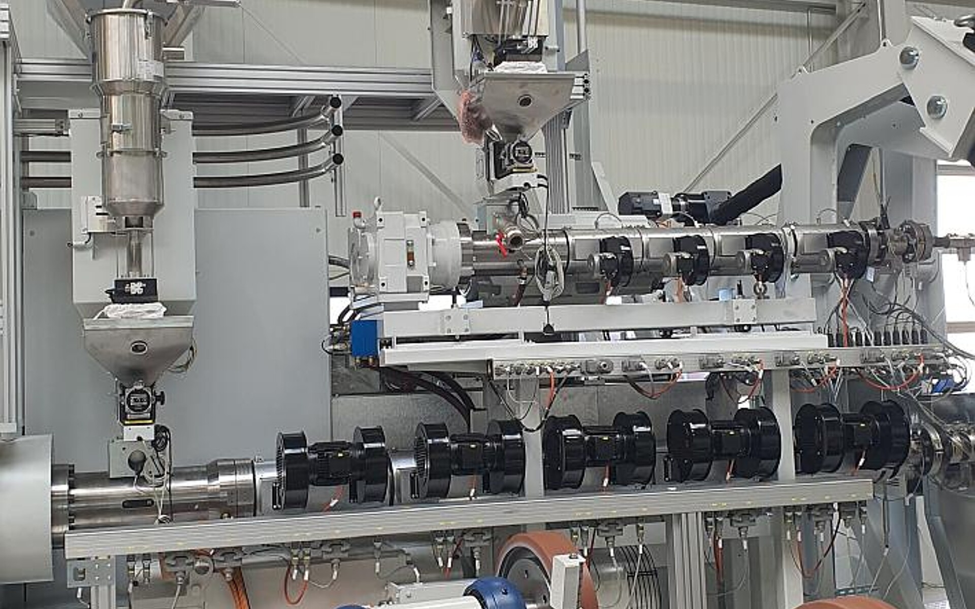 Die erste Wickelrohranlage mit selbst gebauten Extrudern wird während der K am Unternehmensstandort vorgeführt. (Foto: Boyke)