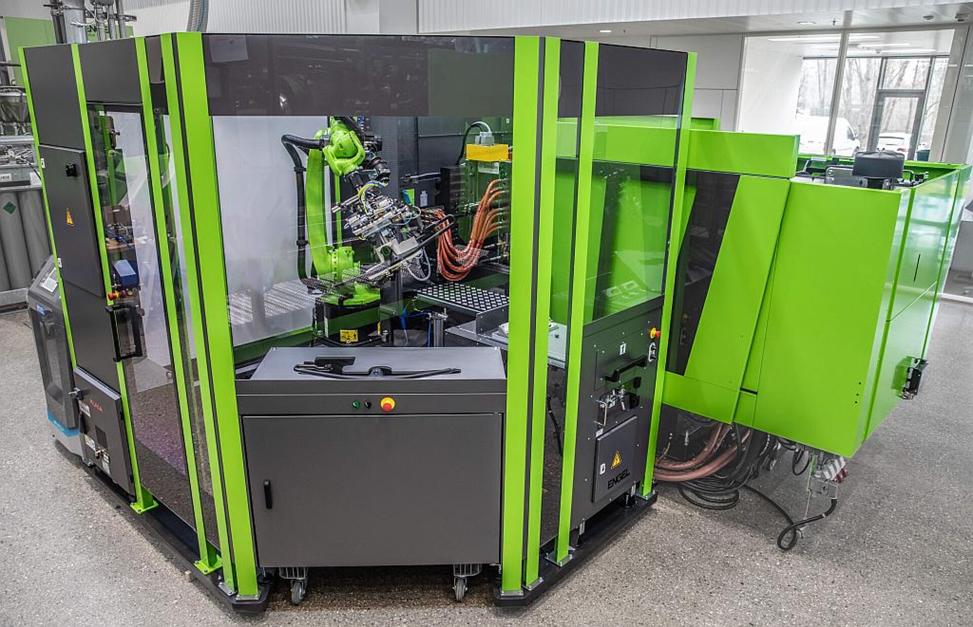 Die easix Sechsachsroboter von Engel eignen sich aufgrund ihrer kompakten Bauweise für komplexe Automatisierungsaufgaben auf engem Raum. (Foto: Engel)