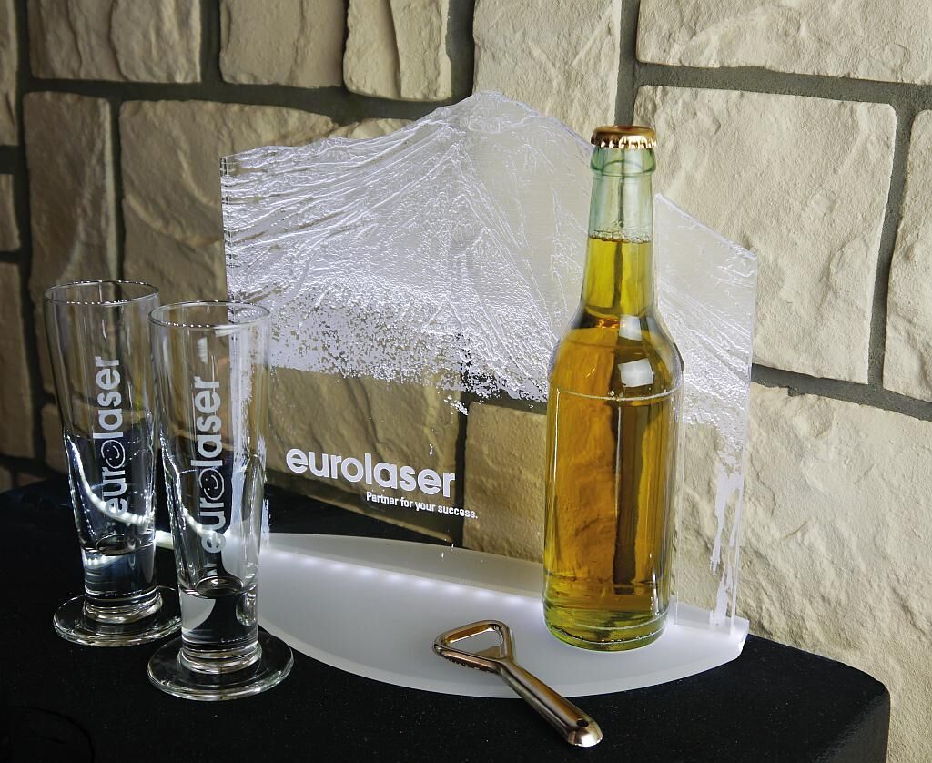 Laserschneiden und Gravieren in einem Arbeitsgang am Beispiel eines Acryldisplays. (Foto: Eurolaser)