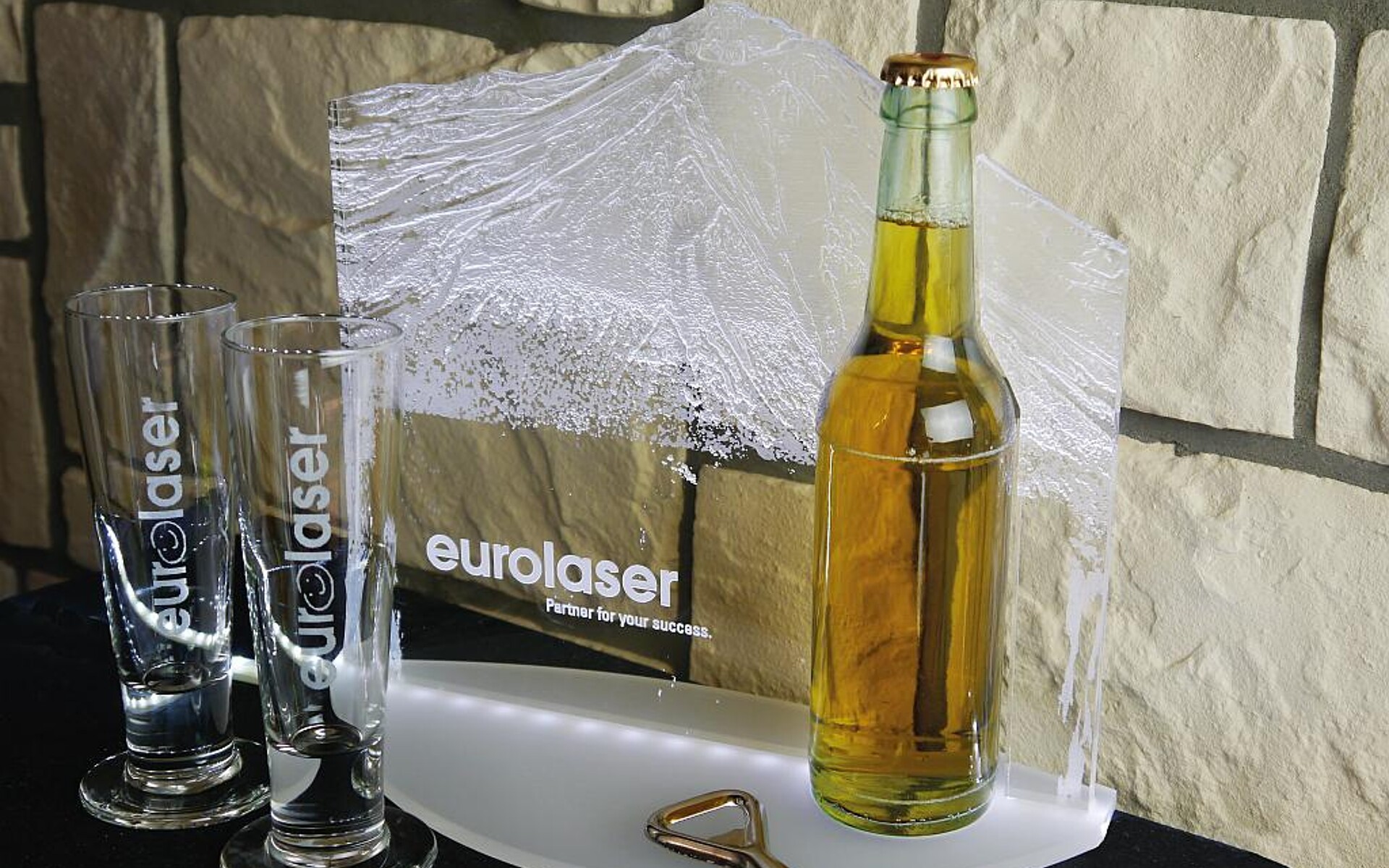 Laserschneiden und Gravieren in einem Arbeitsgang am Beispiel eines Acryldisplays. (Foto: Eurolaser)