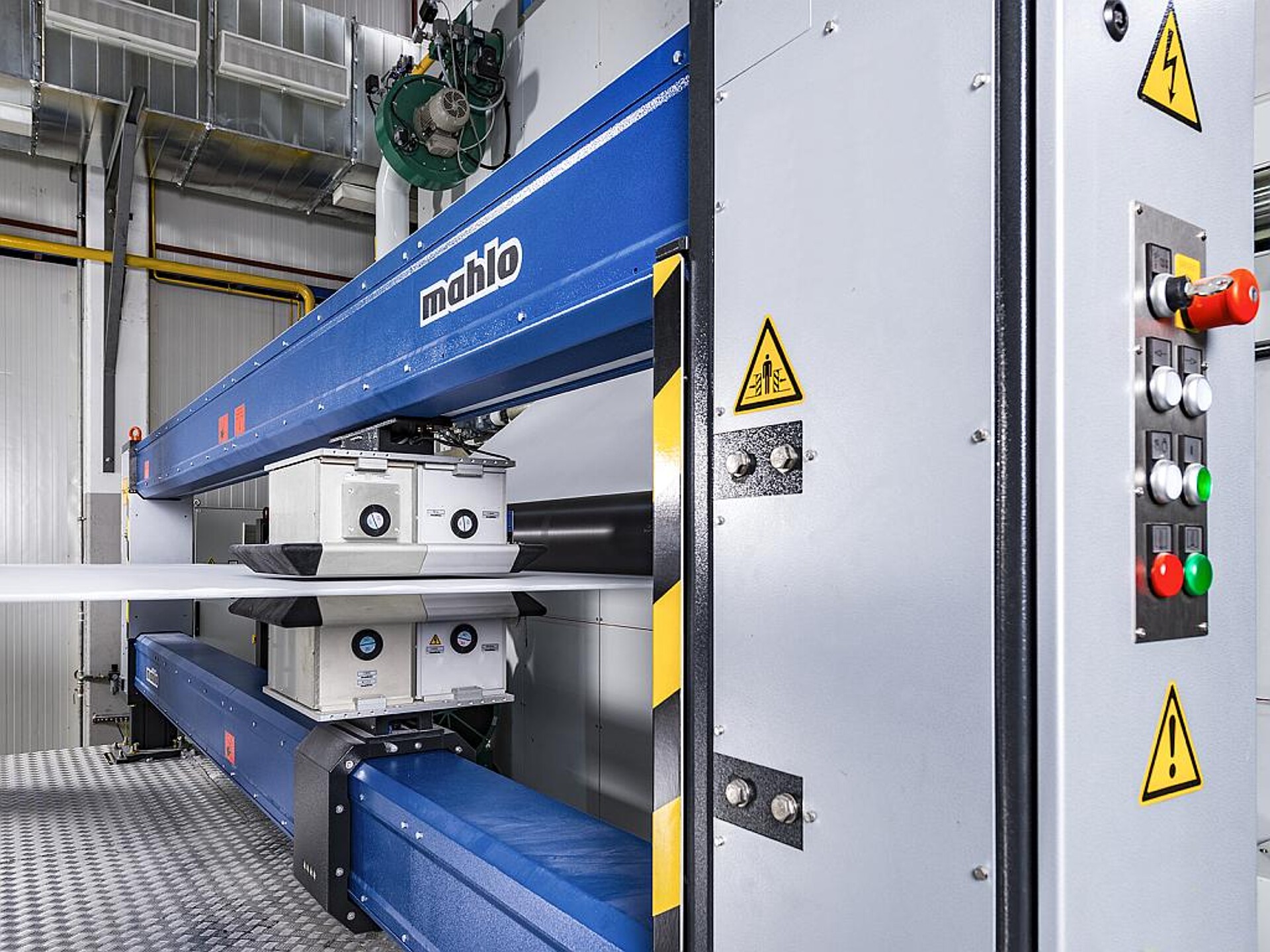 Das Qualitätsmesssystem Qualiscan QMS erfasst und regelt kritische Prozessparameter wie Feuchte, Schichtdicke, Flächengewicht oder Materialzusammensetzung. (Foto: Mahlo)