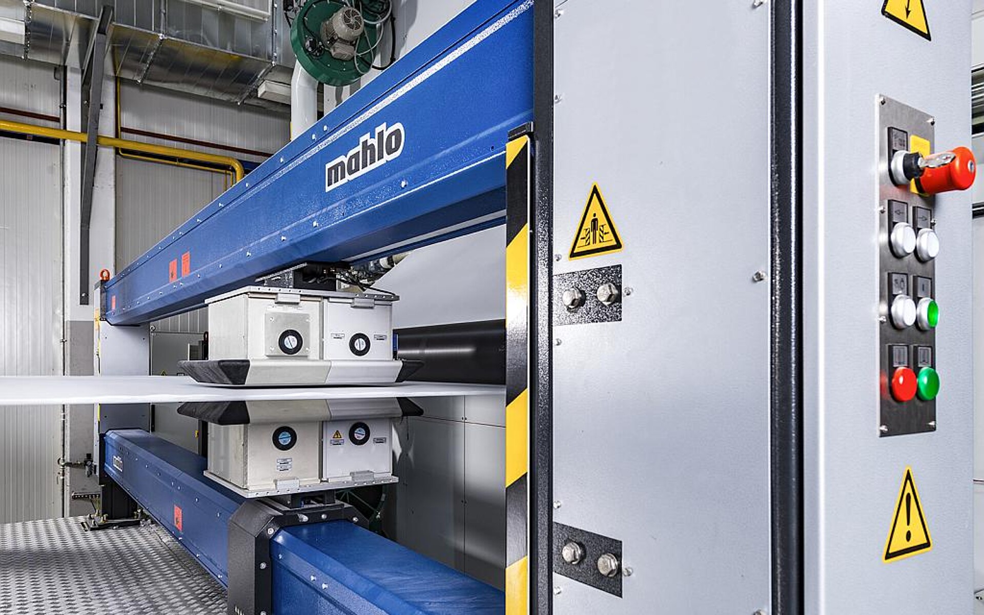 Das Qualitätsmesssystem Qualiscan QMS erfasst und regelt kritische Prozessparameter wie Feuchte, Schichtdicke, Flächengewicht oder Materialzusammensetzung. (Foto: Mahlo)