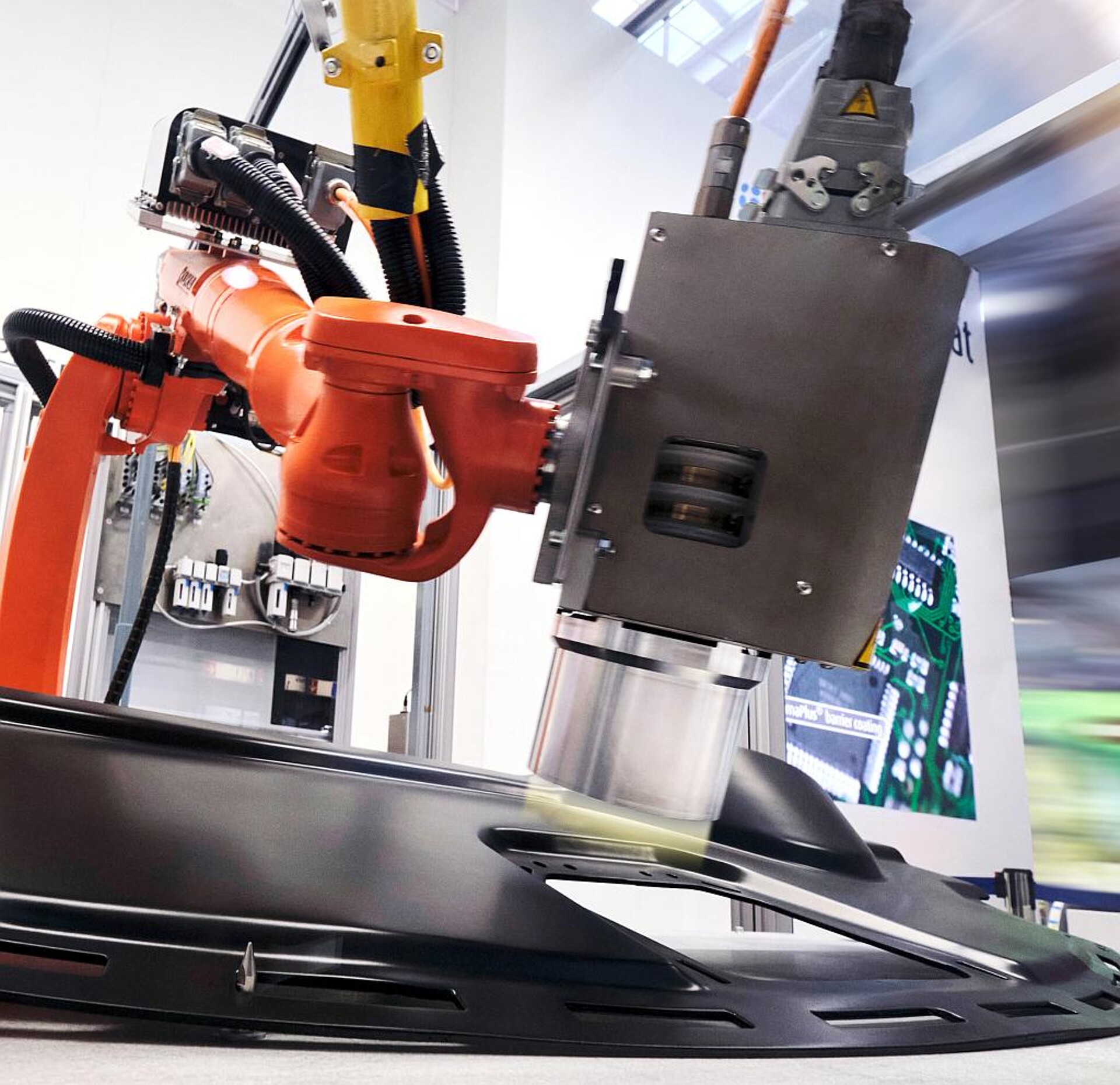 Mit Hilfe einer Roboterzelle lassen sich auch großflächige Bauteile mit Openair-Plasma behandeln. (Foto: Plasmatreat)