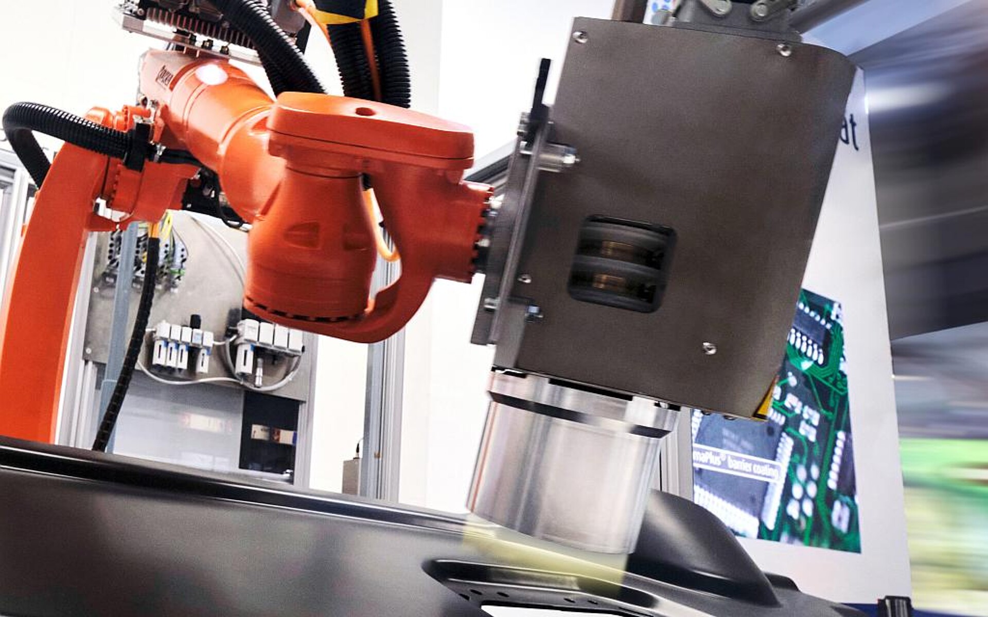 Mit Hilfe einer Roboterzelle lassen sich auch großflächige Bauteile mit Openair-Plasma behandeln. (Foto: Plasmatreat)