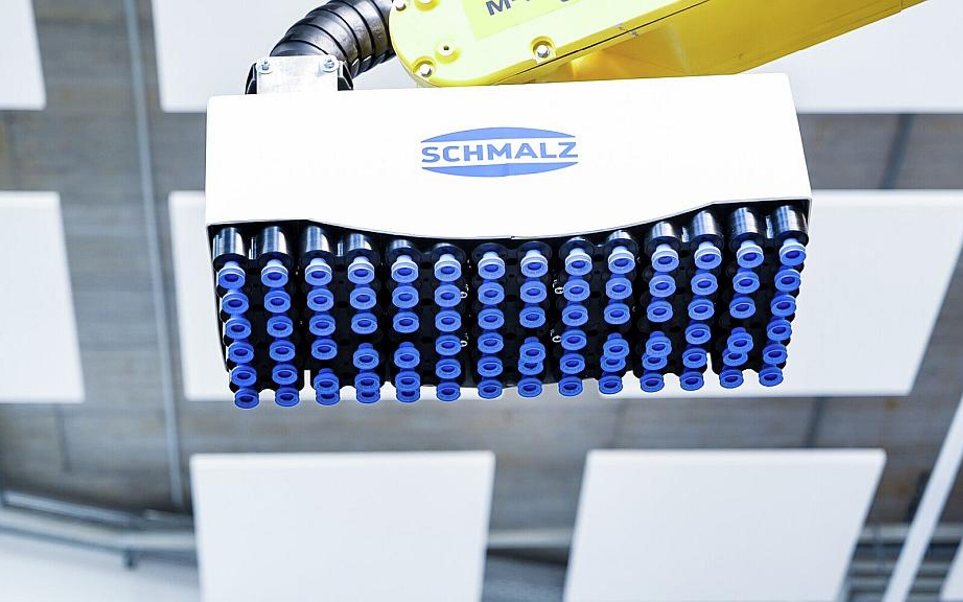 Der modulare Flächengreifer FMG automatisiert die Handhabung unterschiedlicher Werkstückformen und -abmessungen. (Foto: Schmalz)