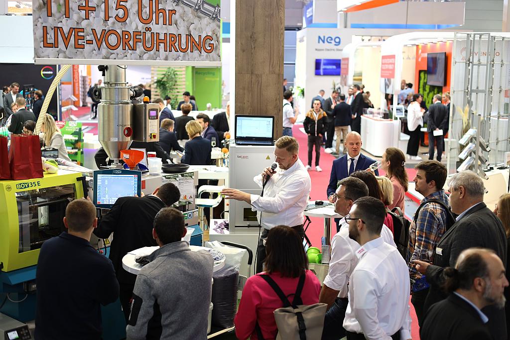 Die Wirksamkeit des Schneckenputzer-Reinigungsgranulates wird auf dem Stand regelmäßig live vorgeführt. (Foto: WIS Kunststoffe)