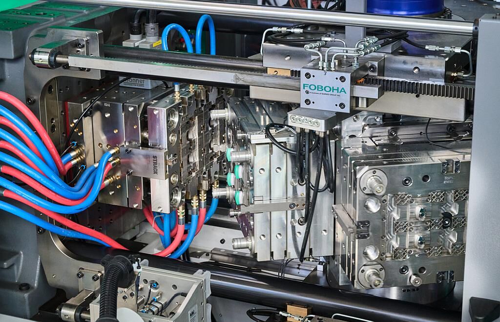 4+4-fach-Demowerkzeug von Foboha: Alle vier Würfelseiten können gleichzeitig für Fertigungsschritte genutzt werden. (Foto: Arburg)