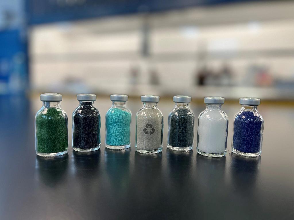 Neben weißem stellt NexKemia auch graues, mit Graphit gemischtes EPS, sowie Produkte mit bis zu 30% Rezyklatanteil her. (Foto: NexKemia)