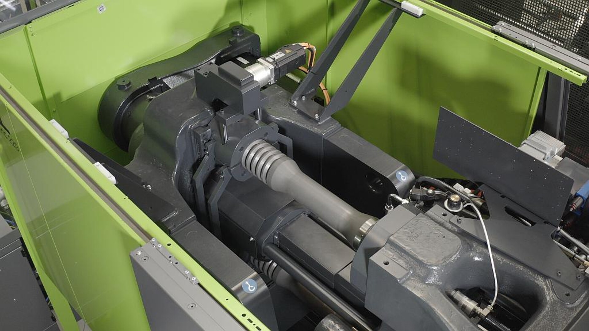 Das neue Schließsystem mit Druckkissen und Kugelumlaufspindel sorgt für präzise Werkzeugzentrierung und kürzere Zykluszeiten. (Foto: Engel)