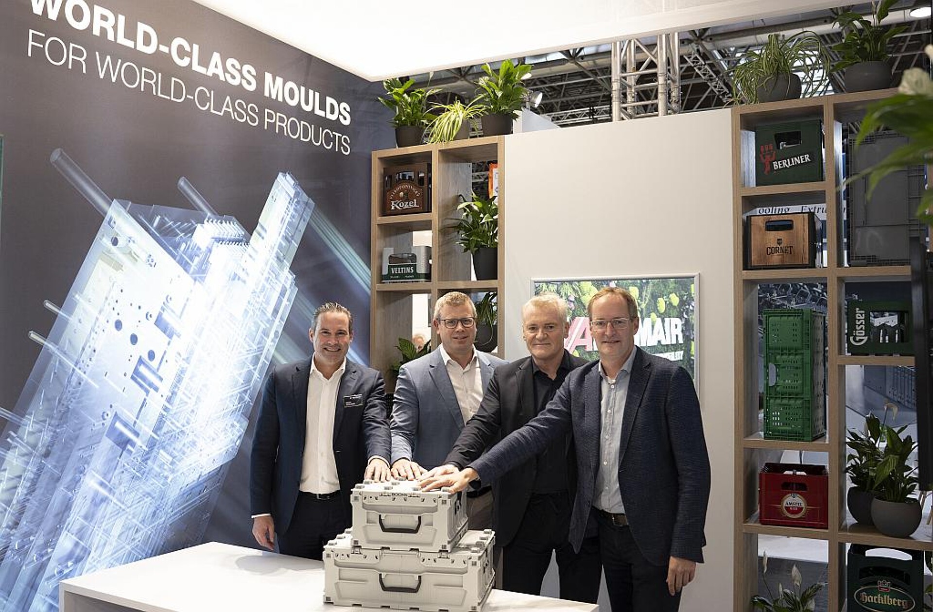 Die Zusammenarbeit wurde am Messestand von Haidlmair auf der K-Messe in Düsseldorf vereinbart (v. l.): Mario Haidlmair (CEO Haidlmair Group), Markus Huemer (CEO Polytec Holding AG), Peter Entenfellner (CEO Booxit OG), Andreas Holzleitner (CTO Booxit OG). (Foto: Haidlmair)