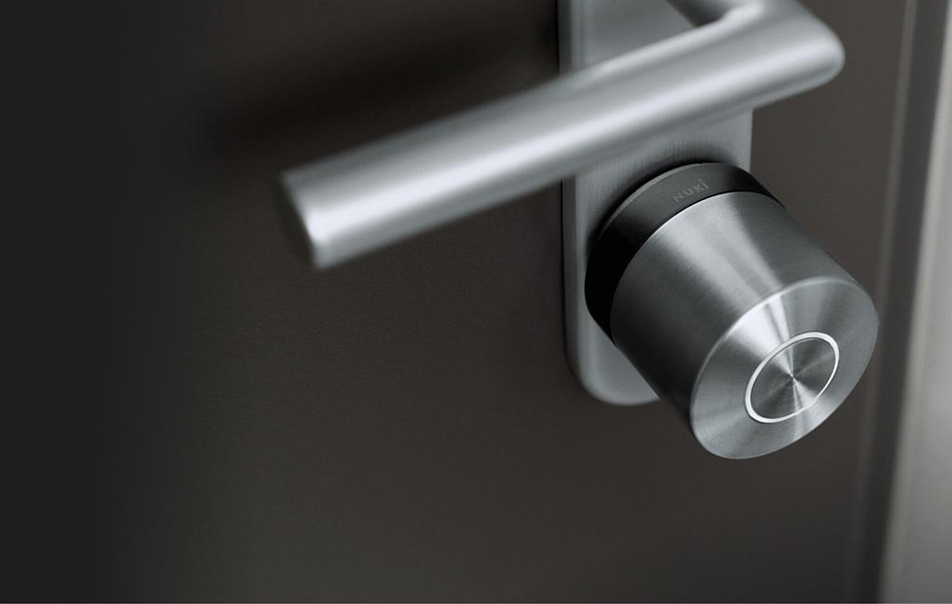 Der geschlossene Lichtring signalisiert, dass die Tür verschlossen ist. (Foto: Nuki)