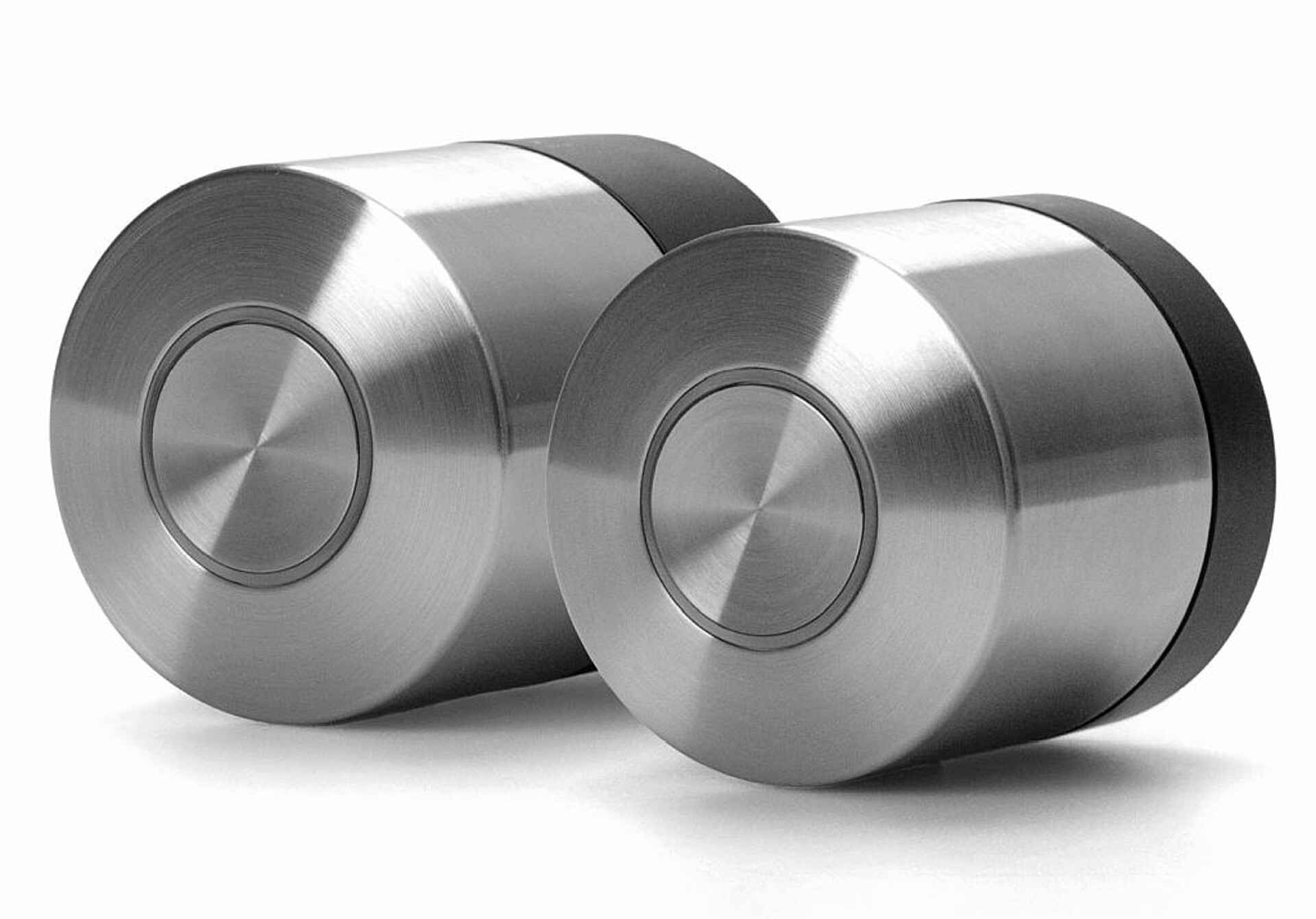 Das Nuki Smart Lock Pro und das kleinere Nuki Smart Lock Ultra. Von außen lediglich als schmaler Lichtring erkennbar ist ein Lichtleiter, der mit der Drehmechanik zusammenwirkt. (Foto: Nuki)